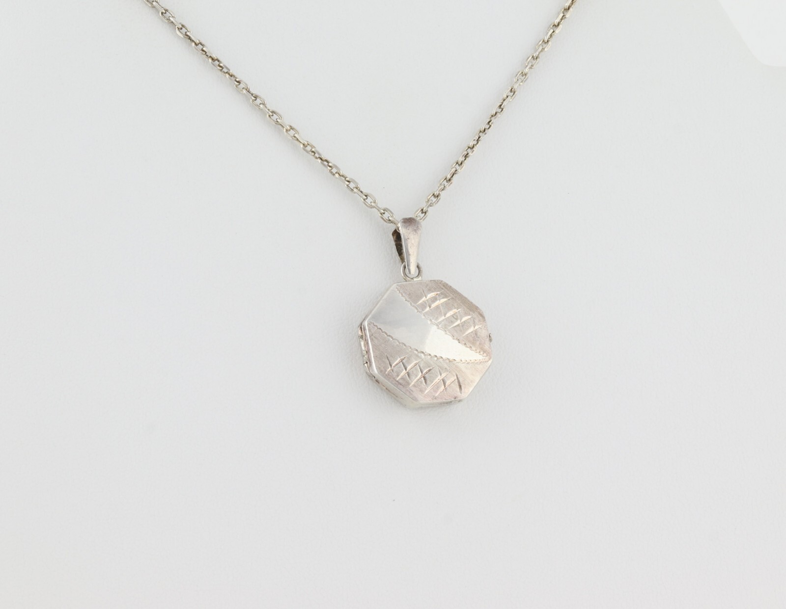 Sterling Silver Locket Necklace 21″ Chain