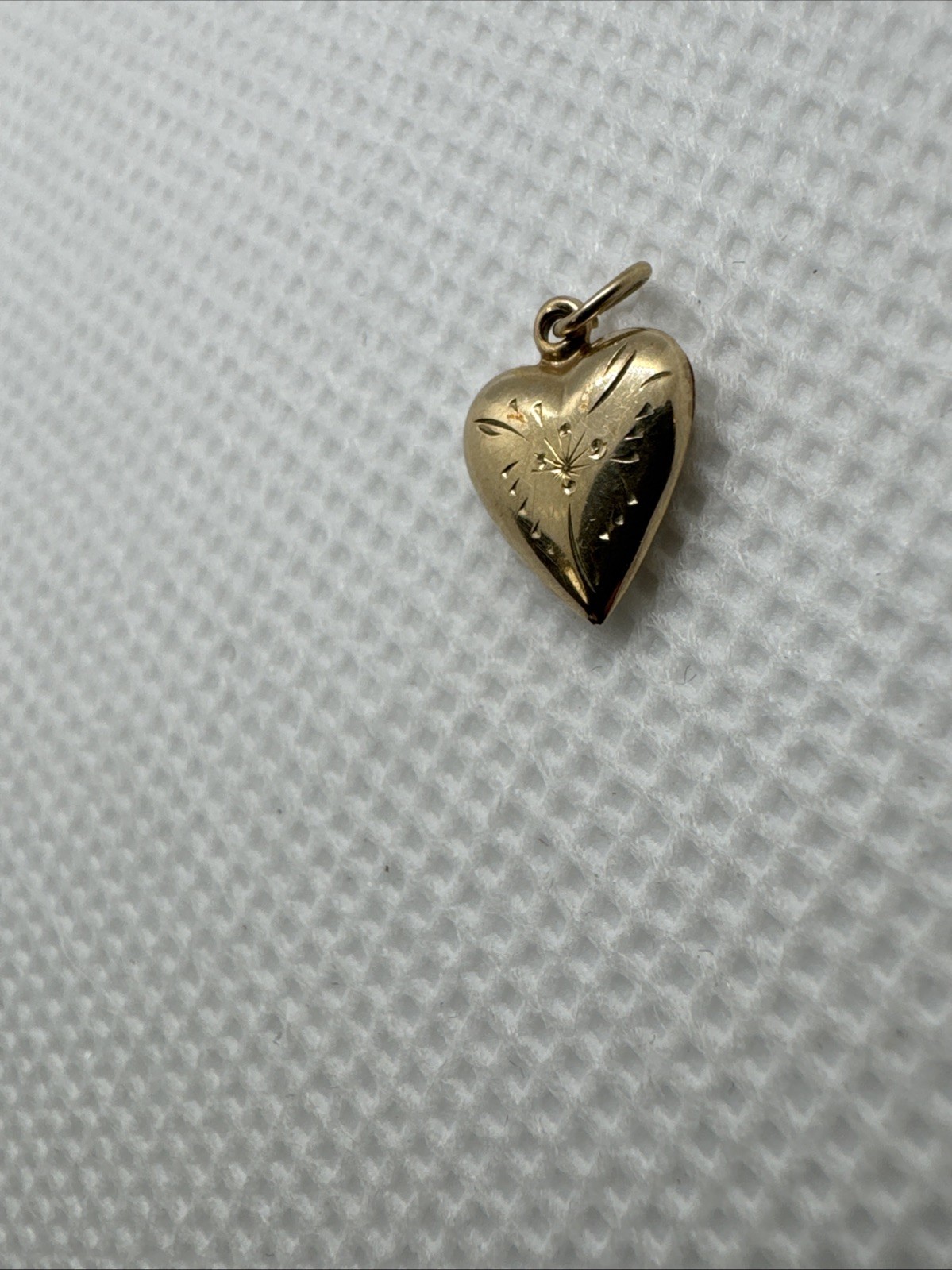 Beautiful 10k Yellow Gold Puffy Heart Hollow Charm Pendant 0.36g Love Carved