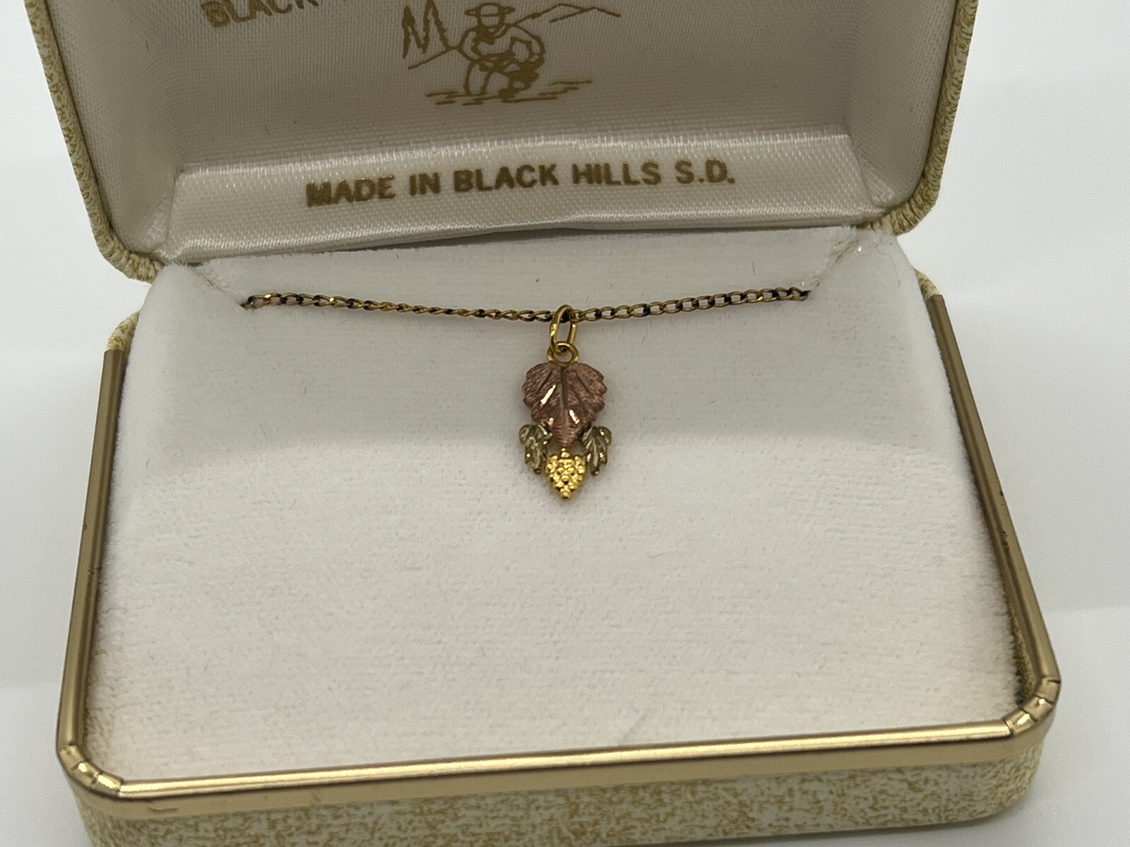 Landstrom’s Original Black Hills Gold Three Leaf Grape Pendant 10K Necklace Box