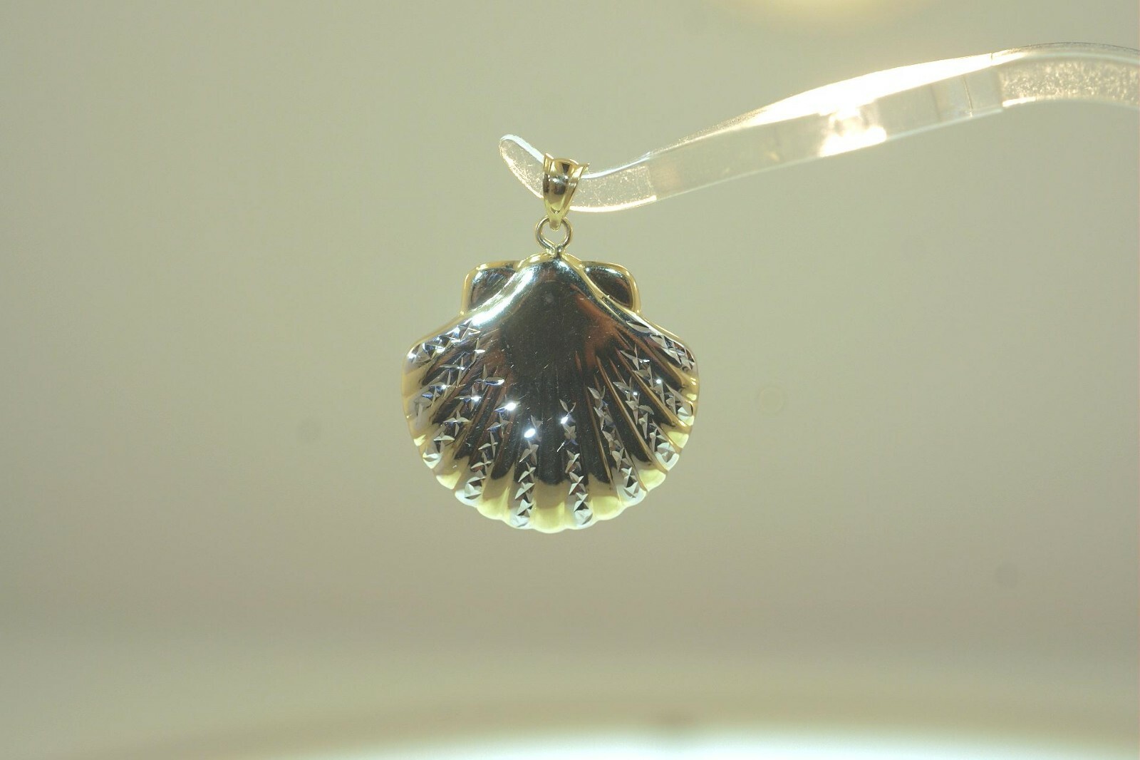 23.5MM 2-TONE 14K YELLOW GOLD DC HAWAIIAN 2-SIDED PUFF SCALLOP SEASHELL PENDANT