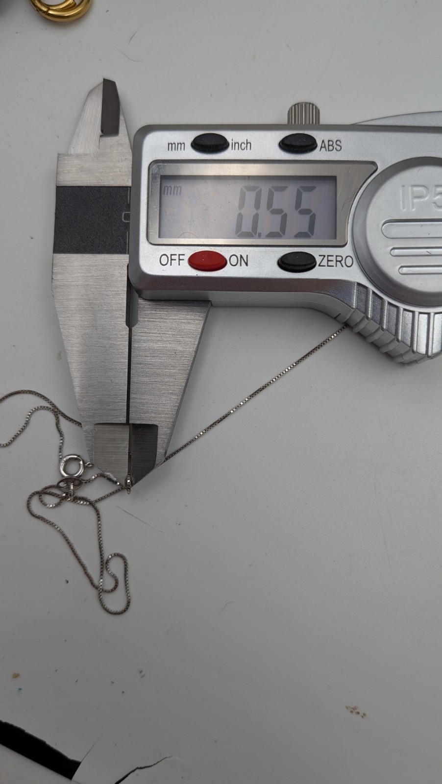 750 18k White Gold Arezzo Thin 0.5mm Italy 16″ Box Chain Necklace 1.2 Grams