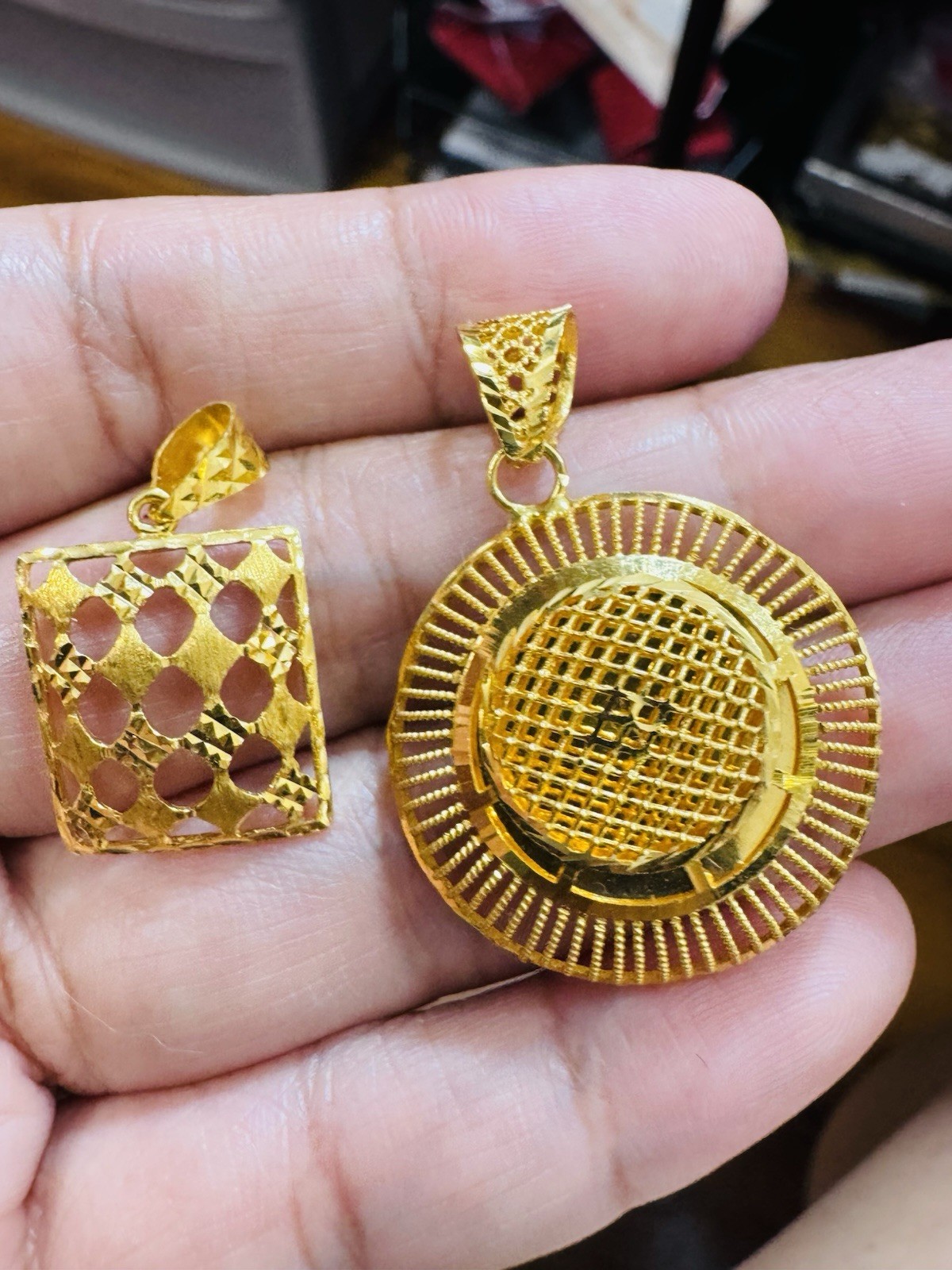 22K 916 22C Real Gold Two Set of Pendant 1 x Rectangle & 1x Round 6.94g