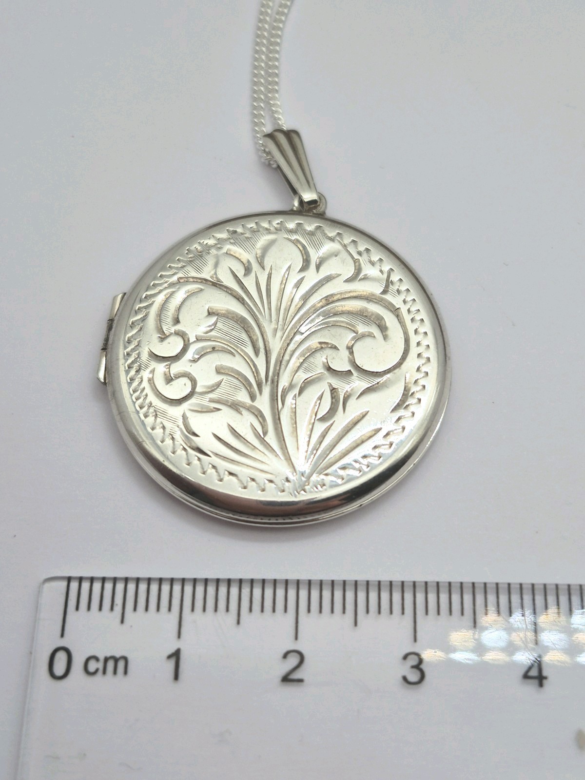 LOCKET – Sterling Silver Round Double Photo Locket Necklace. Hallmarked