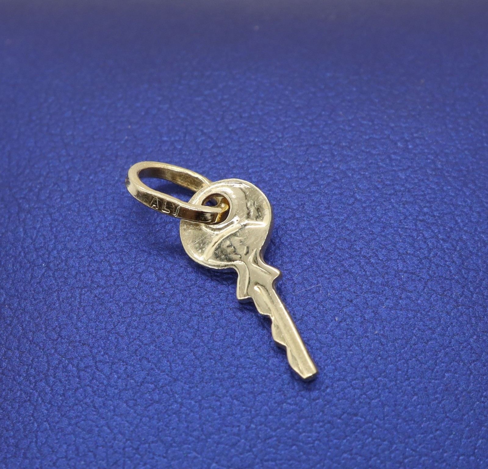 Petite 14K Yellow Gold 1/2″ Key Realtor House Pendant Charm 0.29 grams