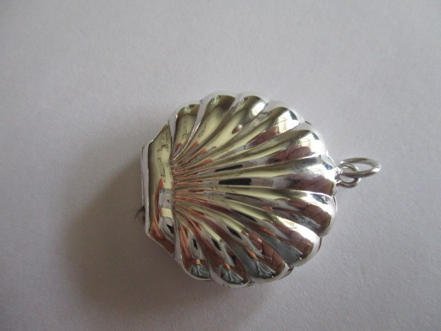 Gorgeous Sterling silver pill box/photo case shell style Pendant solid 925