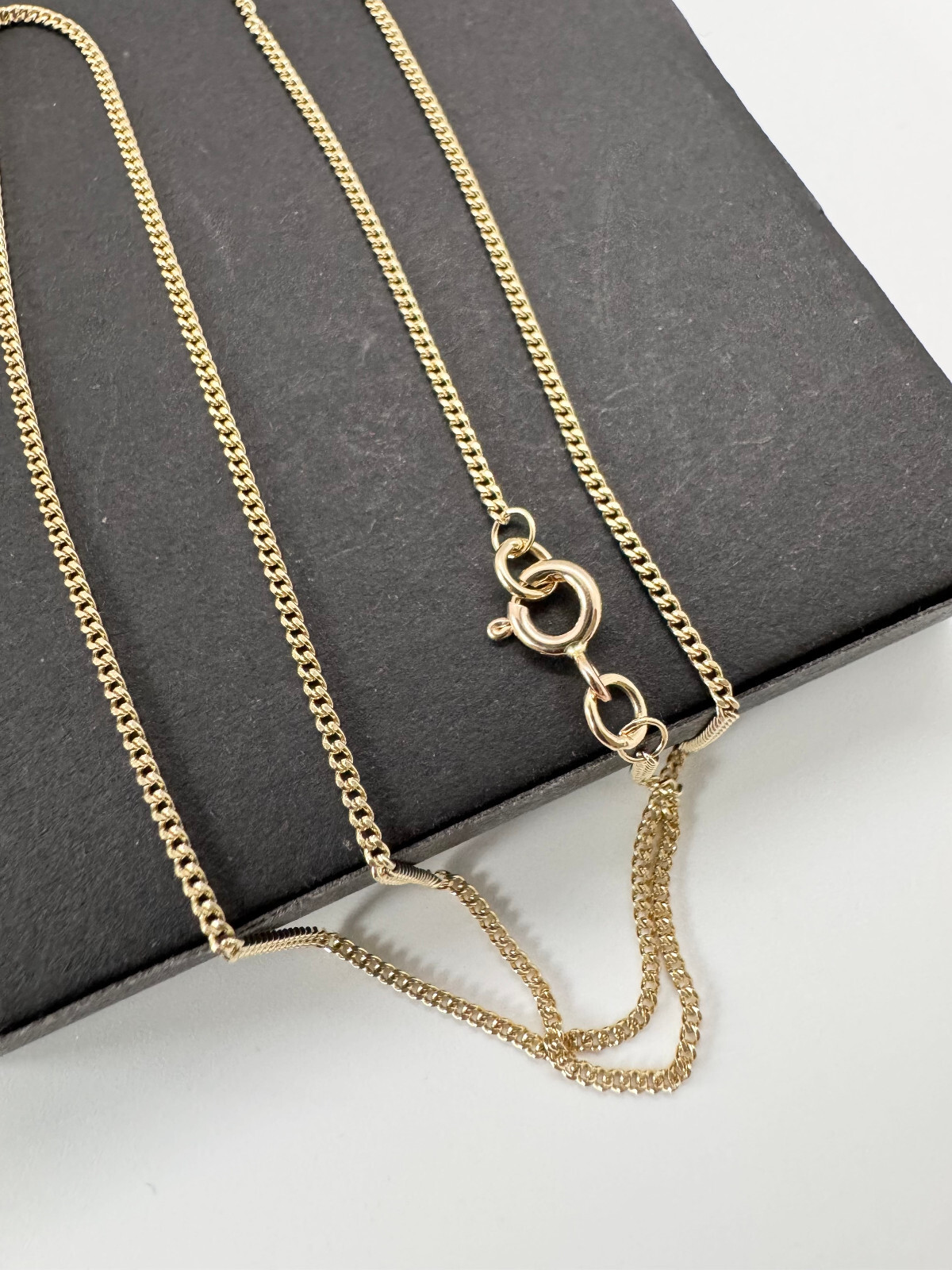 9ct Yellow Gold 1.4mm Filed Edge Curb Link Chain 28″ / 70cm (G16FC)