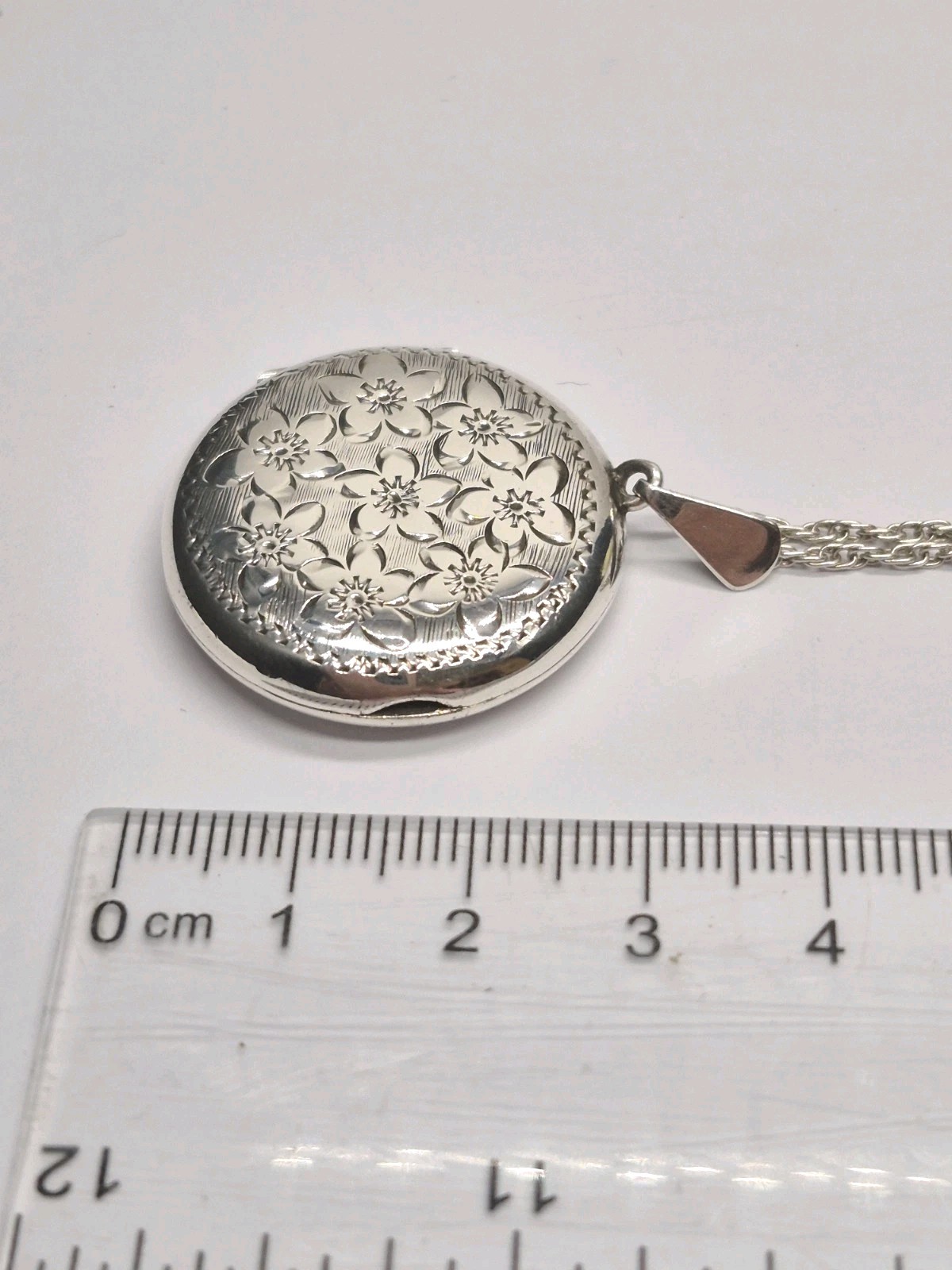 LOCKET – Vintage Hallmarked Sterling Silver Round Double Photo Locket Necklace.