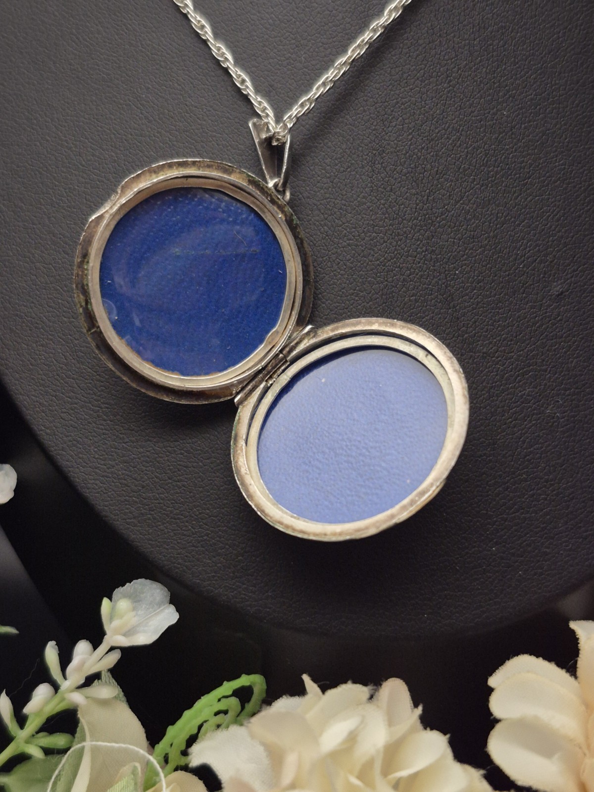 LOCKET – Vintage Hallmarked Sterling Silver Round Double Photo Locket Necklace.