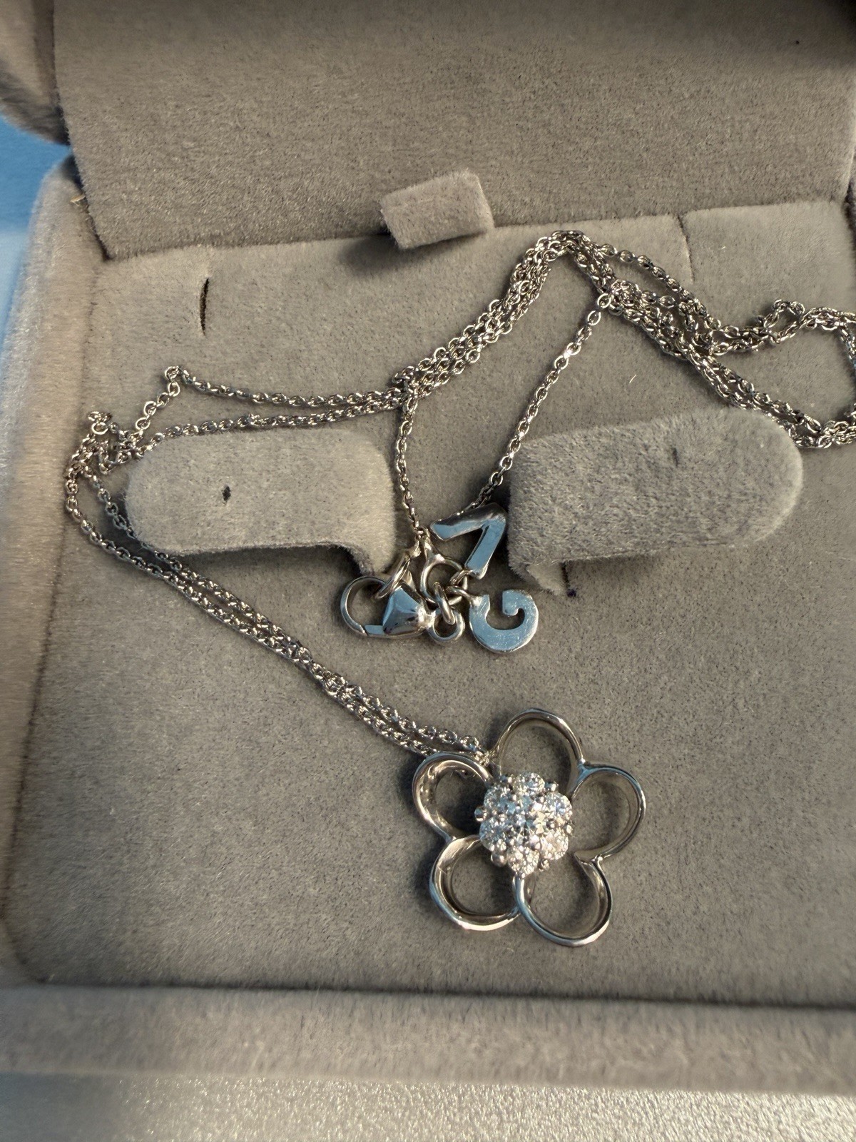 18K Giorgio Visconti ITALY White Gold Diamond Flower Necklace 7-Stone Cluster