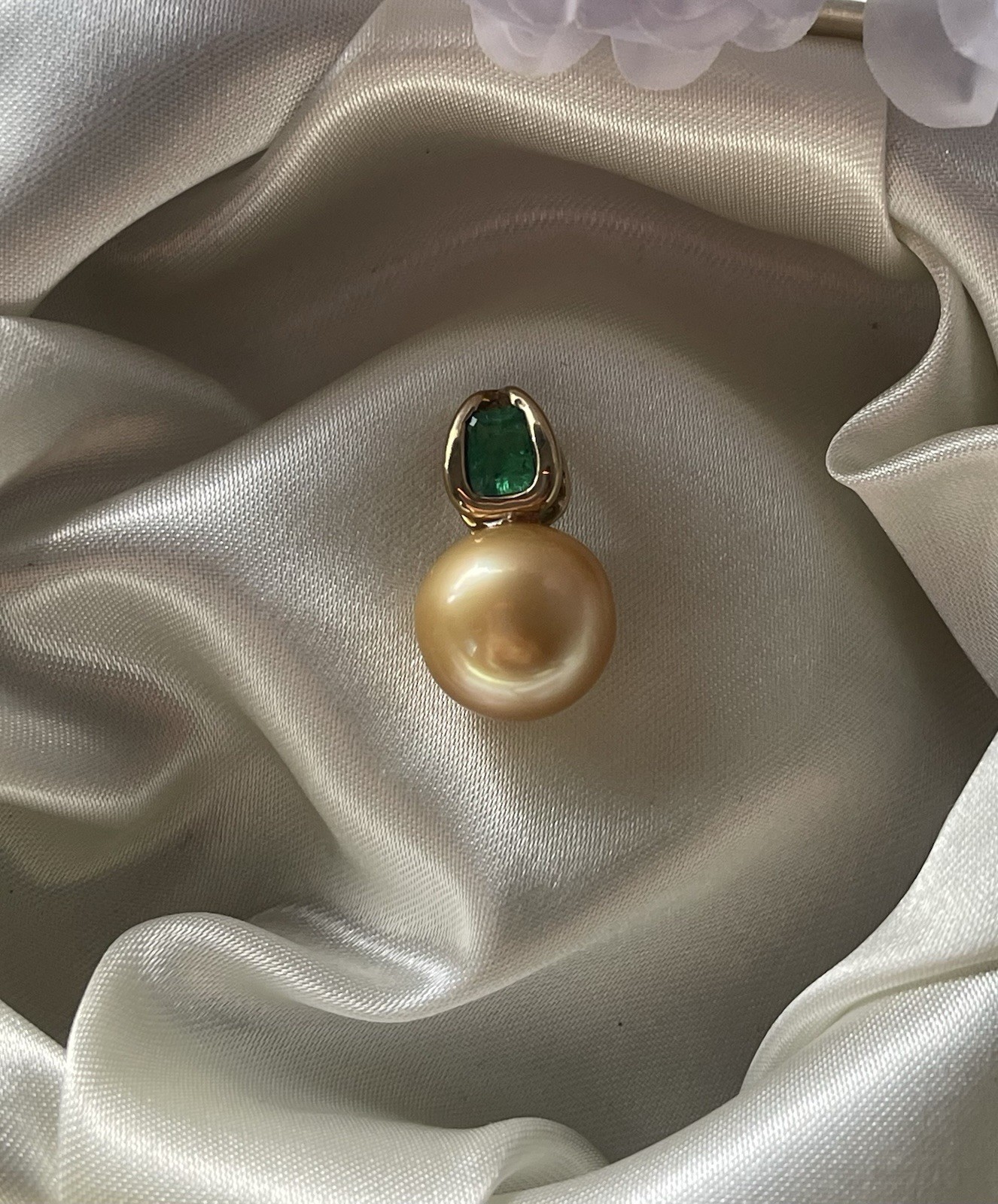 New 9ct Yellow gold Large Genuine South Sea Pearl Pendant With natural Emerald