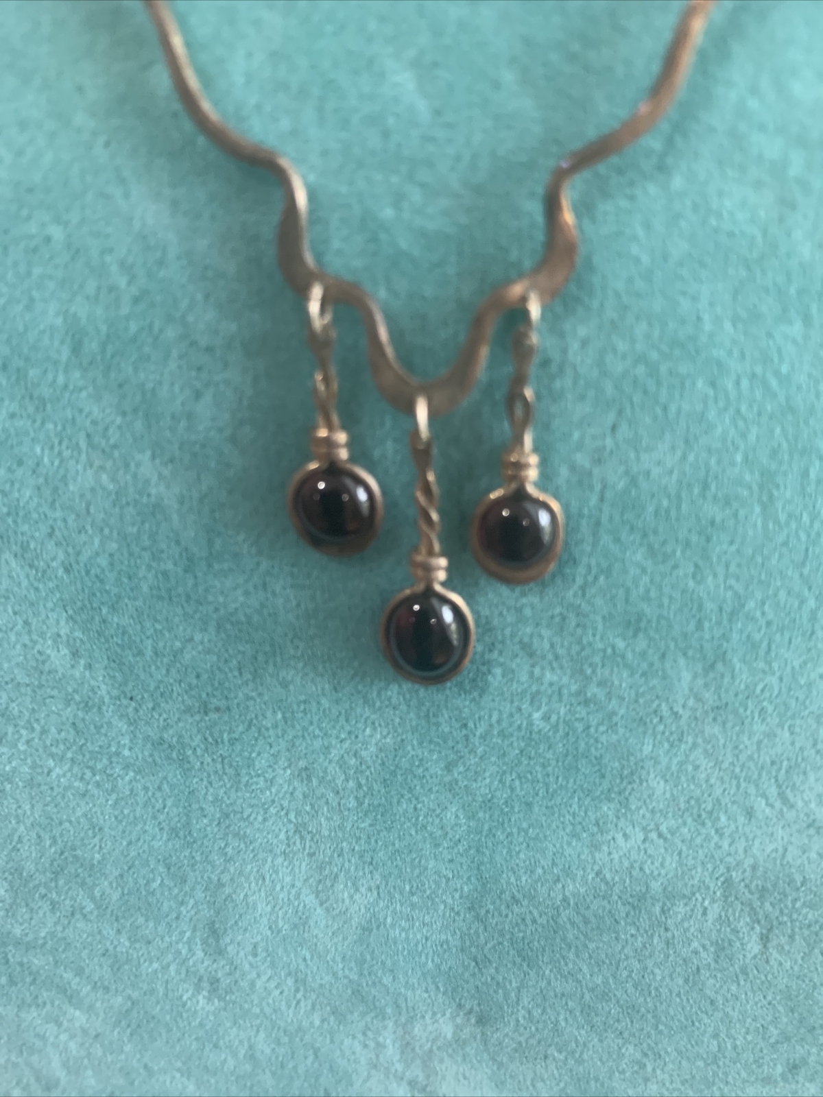 VINTAGE DELICATE STERLING SILVER CZECH. DANGLING GARNETS GEMSTONE NECKLACE 16″