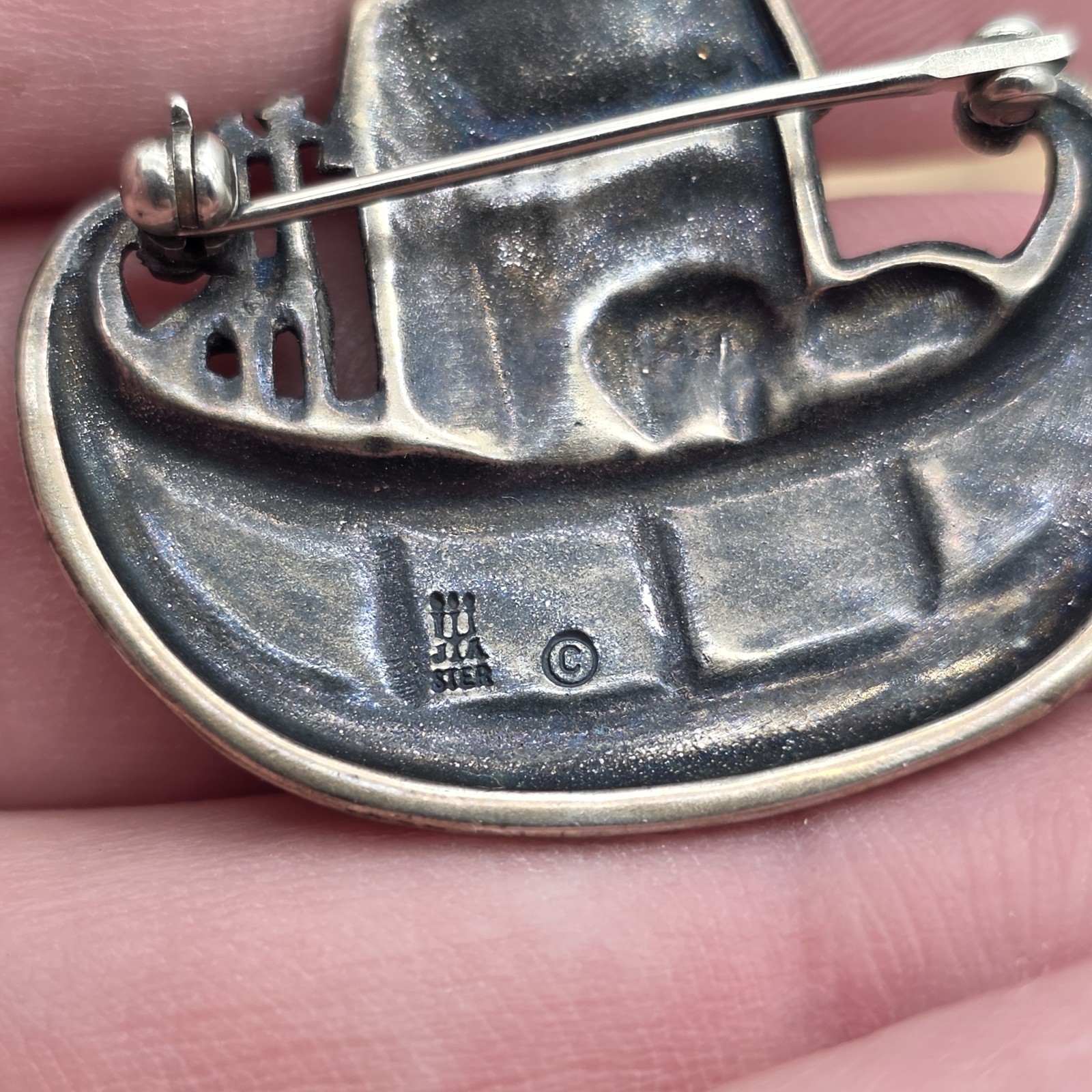 JAMES AVERY RETIRED NOAHS ARK ANIMALS PIN BROOCH PENDANT White JA BOX