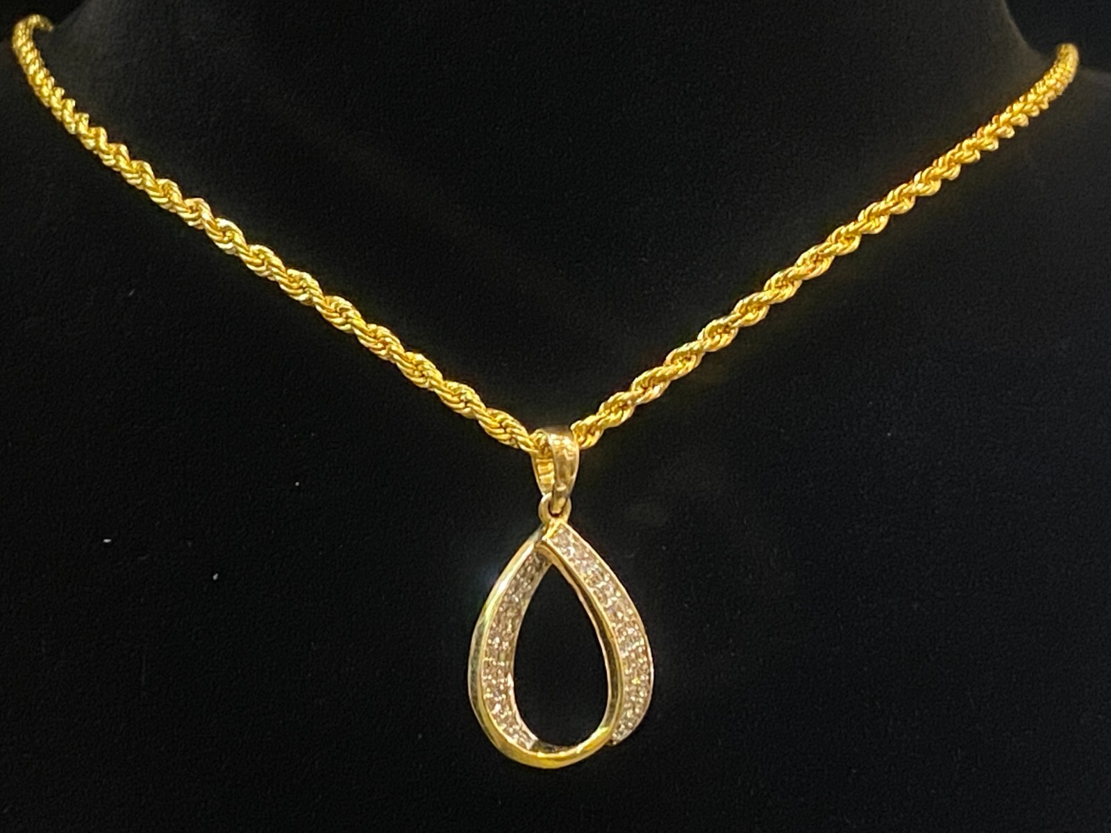 Pave 0.75 Cts Round Brilliant Cut Natural Diamonds Pear Drop Pendant In 14K Gold