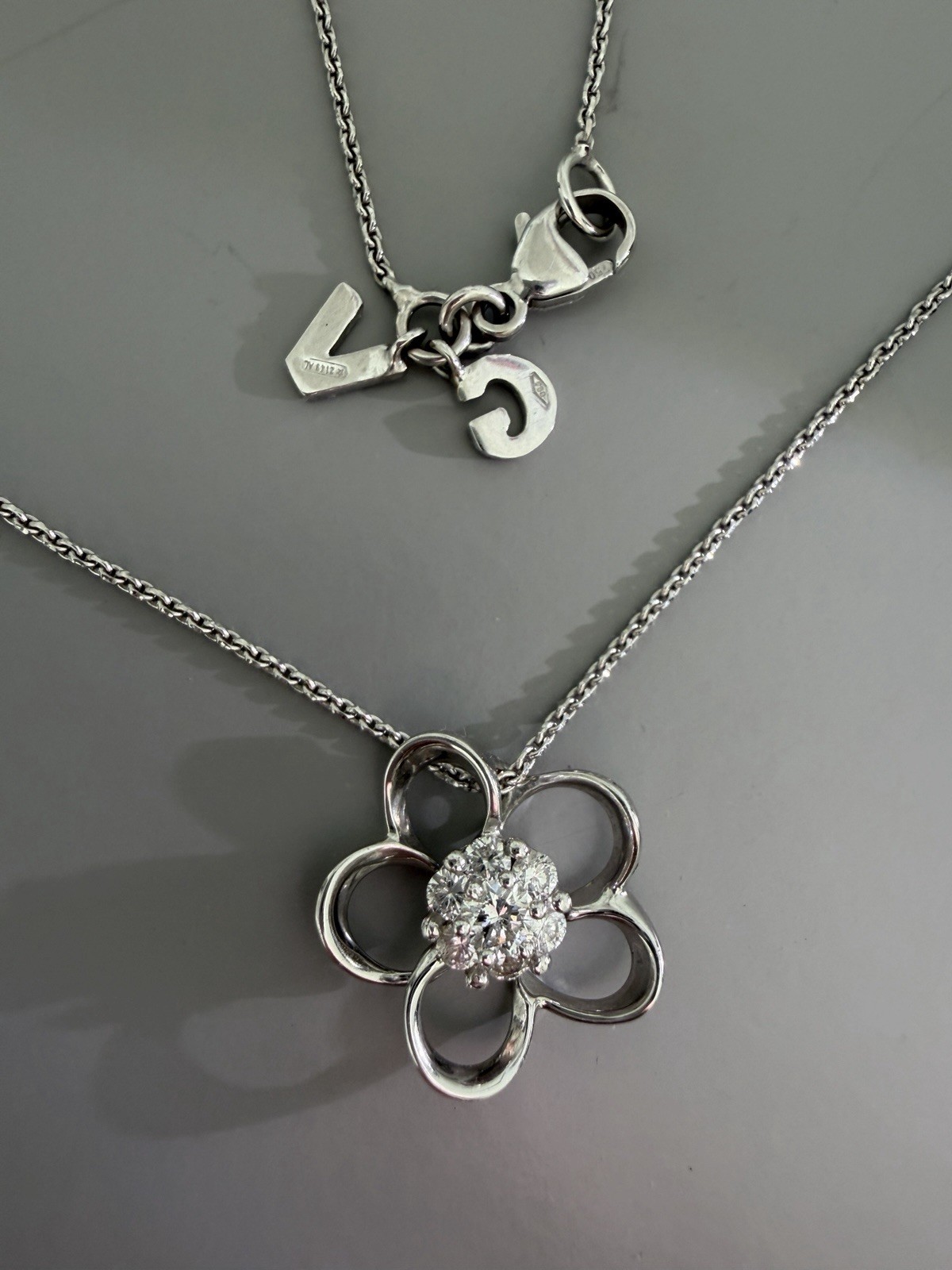 18K Giorgio Visconti ITALY White Gold Diamond Flower Necklace 7-Stone Cluster