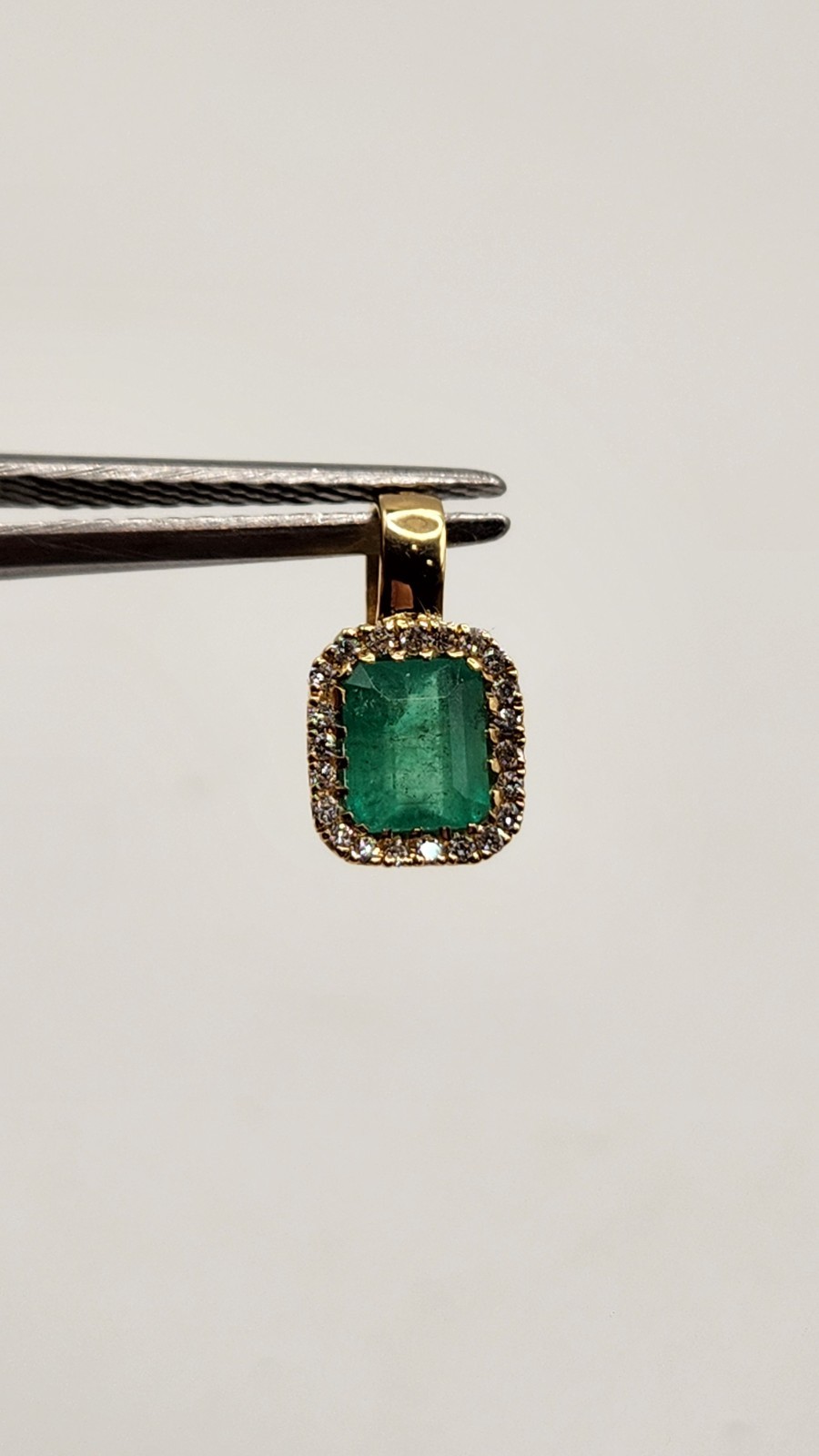 Pendiente en oro de 18k con Esmeraldas Colombianas Naturales, Diamantes Marquesa