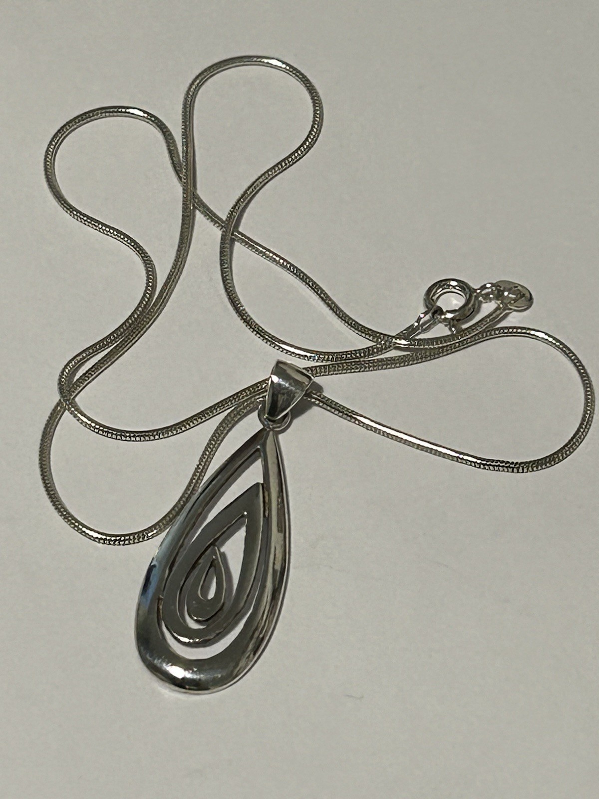 Vtg Sterling Silver 4cm Modernist Pendant on 40cm Snake Chain (7.28g)