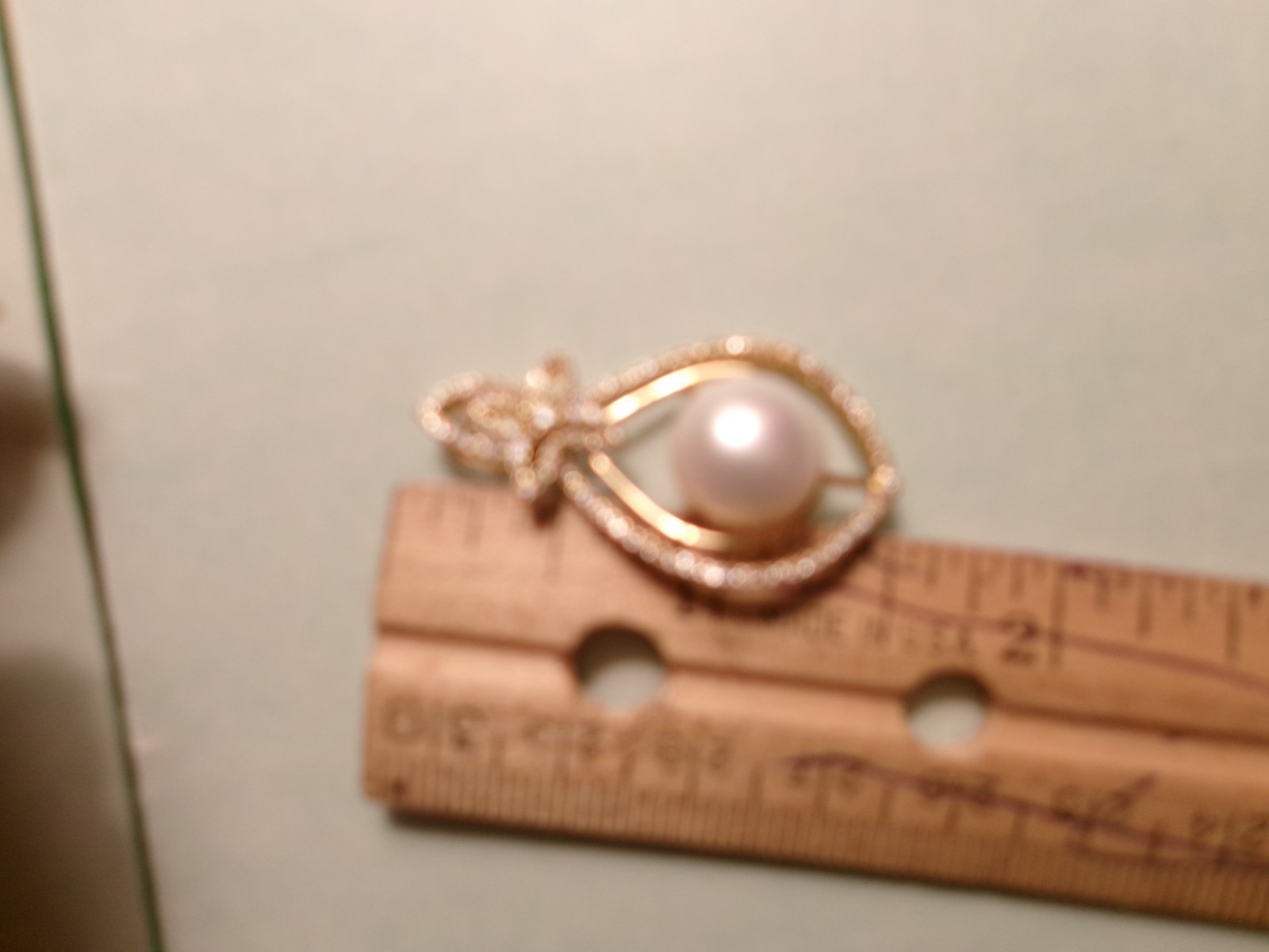 PEARL PENDANT ALMOST 11.5 MMWITH SMALL GLASS STONES GOLD