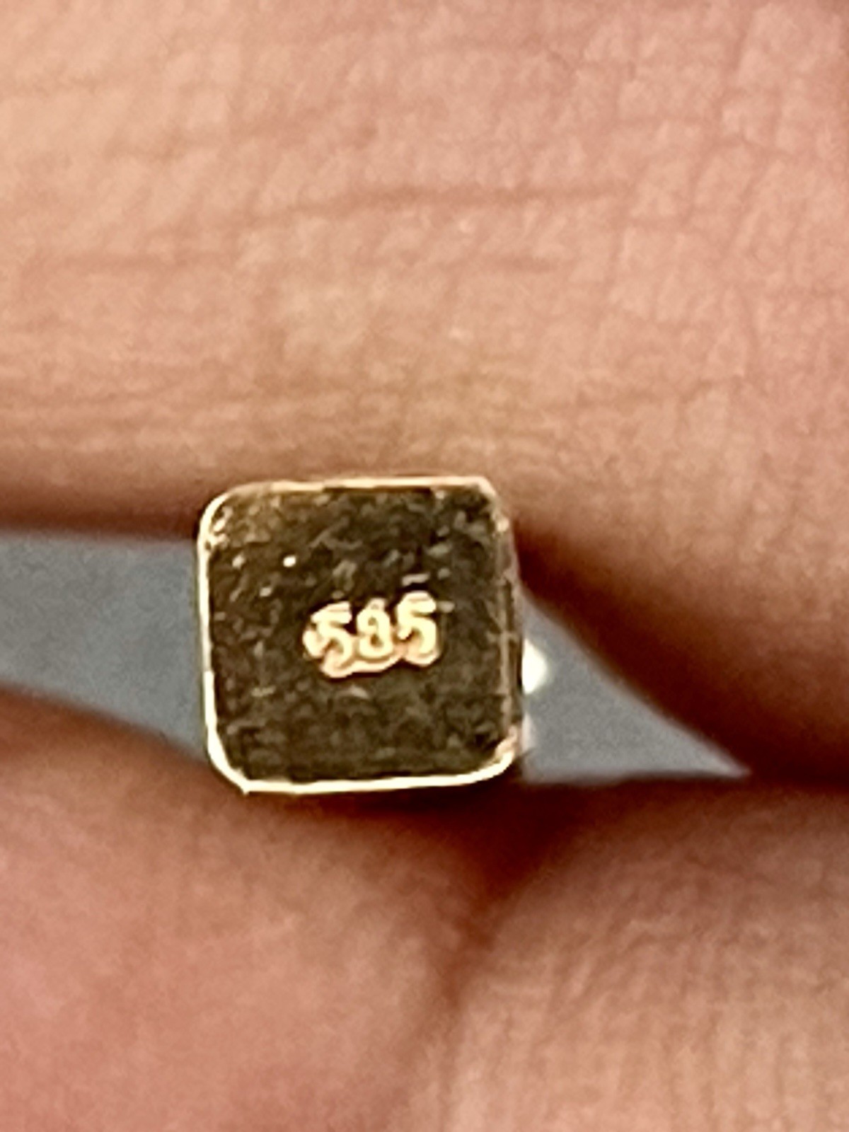 14KT Yellow Gold Bar Pendant Necklace. 18 inches (C211)