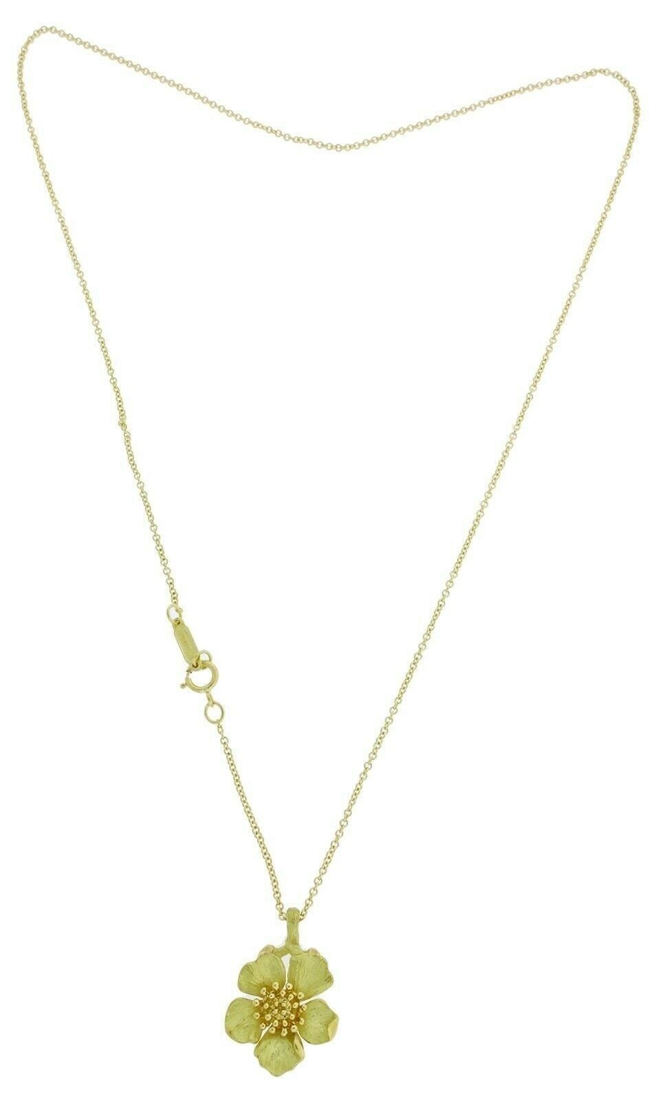 Vintage Tiffany & Co flower necklace in 18k yellow gold in very good condition