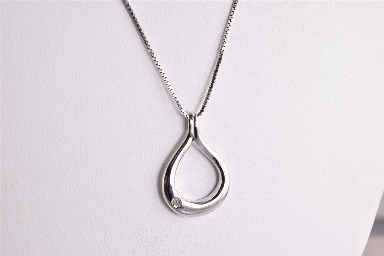 Hot Diamonds Sterling Silver 26mm x 18mm Diamond Accent Heart Pendant 18″ Chain