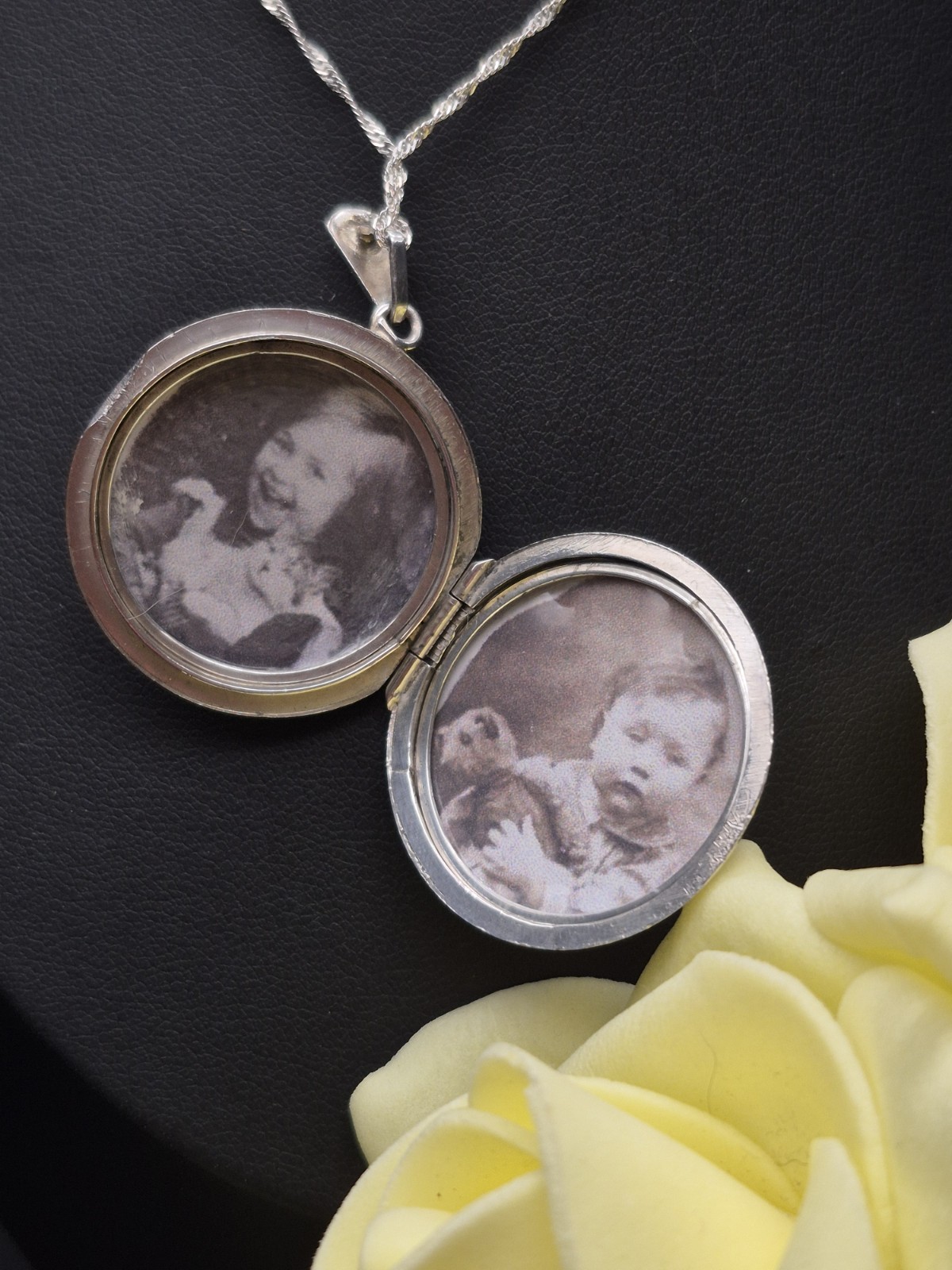 LOCKET – Beautiful Vintage Sterling Silver Round Floral Etched Photo Locket.