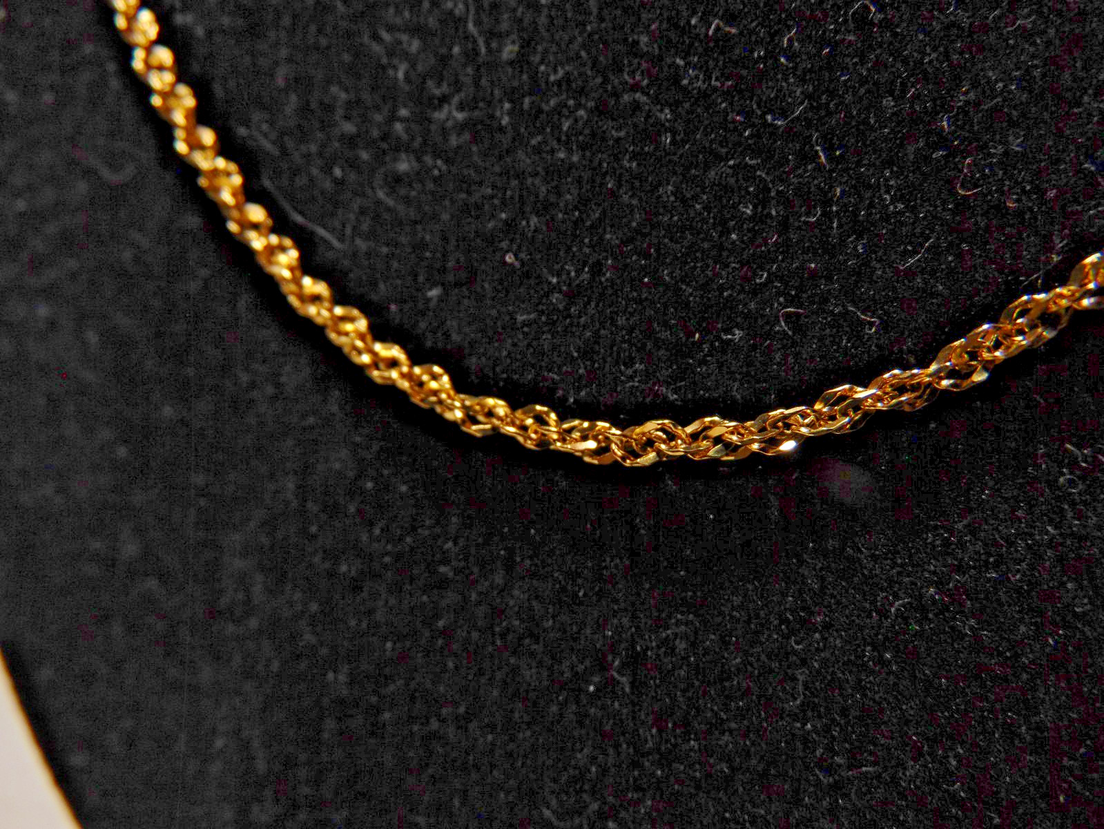 Stunning 14K YellowGold Hollow Bismark Chain Necklace Length 19″Width 2mm 1.68gm