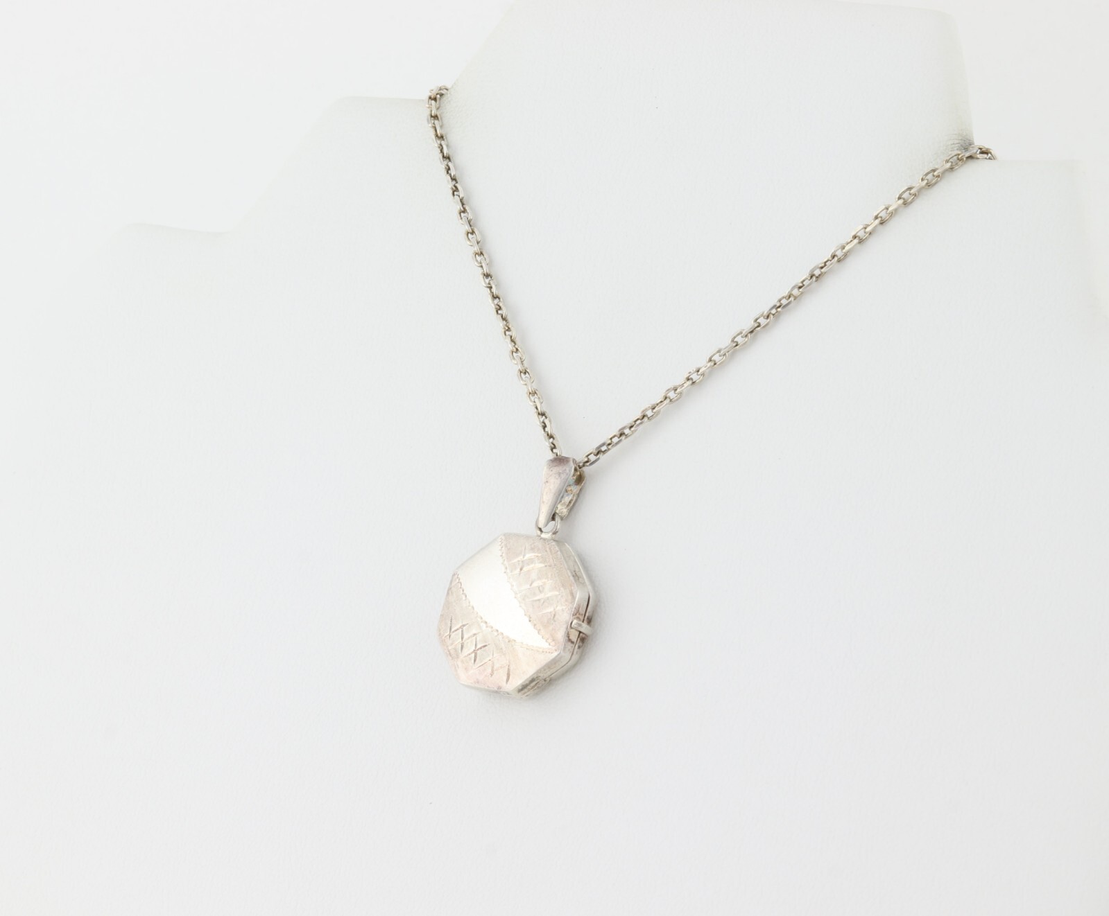 Sterling Silver Locket Necklace 21″ Chain