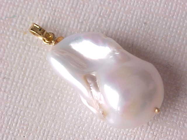 16MM X 27MM AAA BAROGUE WHITE PEARL PENDANT SOLID 18K YELLOW GOLD