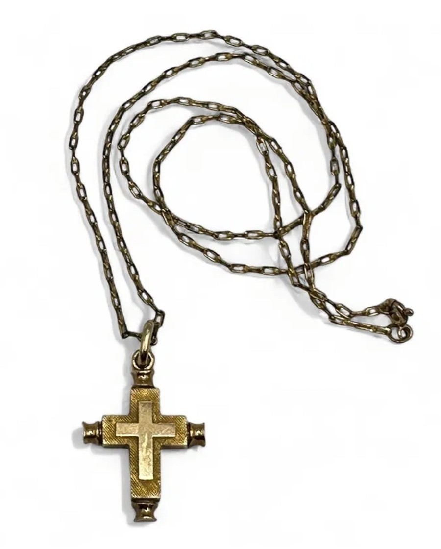 14 Karat Yellow Gold Large Cross Pendant 4.4g With Chain