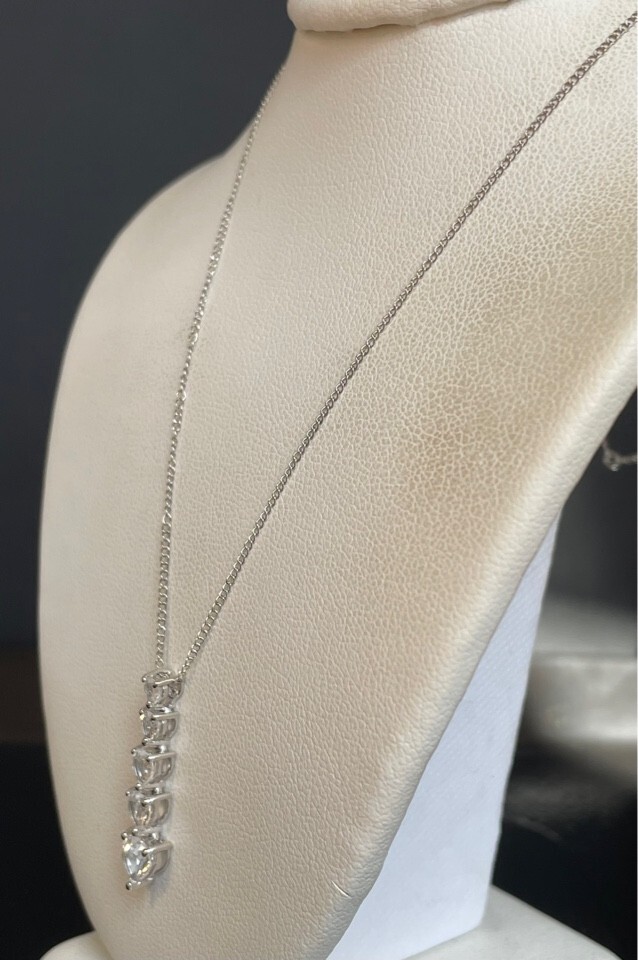 WHITE GOLD COLORLESS SAPPHITE HEARTS DESIGN PENDANT NECKLACE