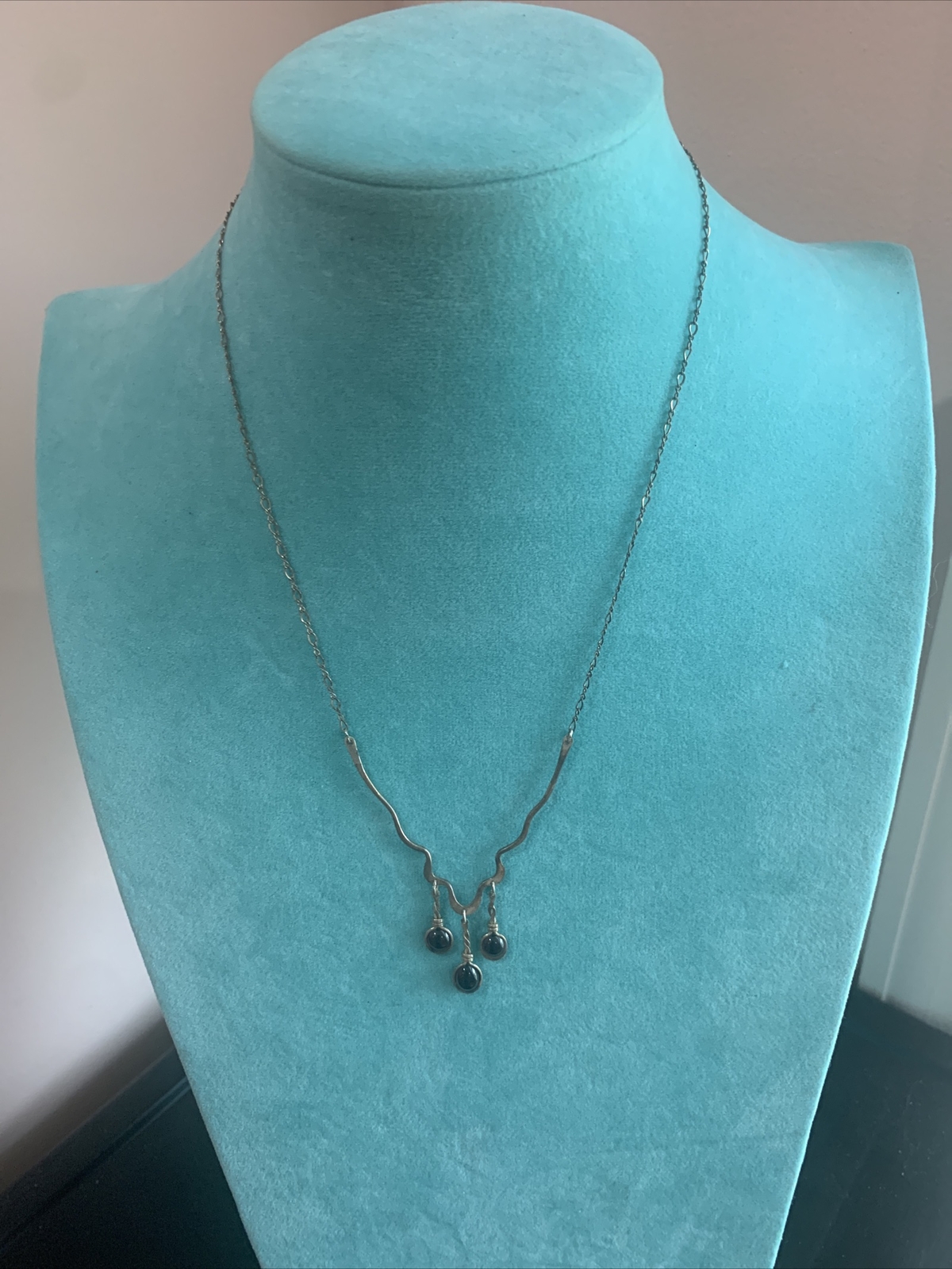 VINTAGE DELICATE STERLING SILVER CZECH. DANGLING GARNETS GEMSTONE NECKLACE 16″