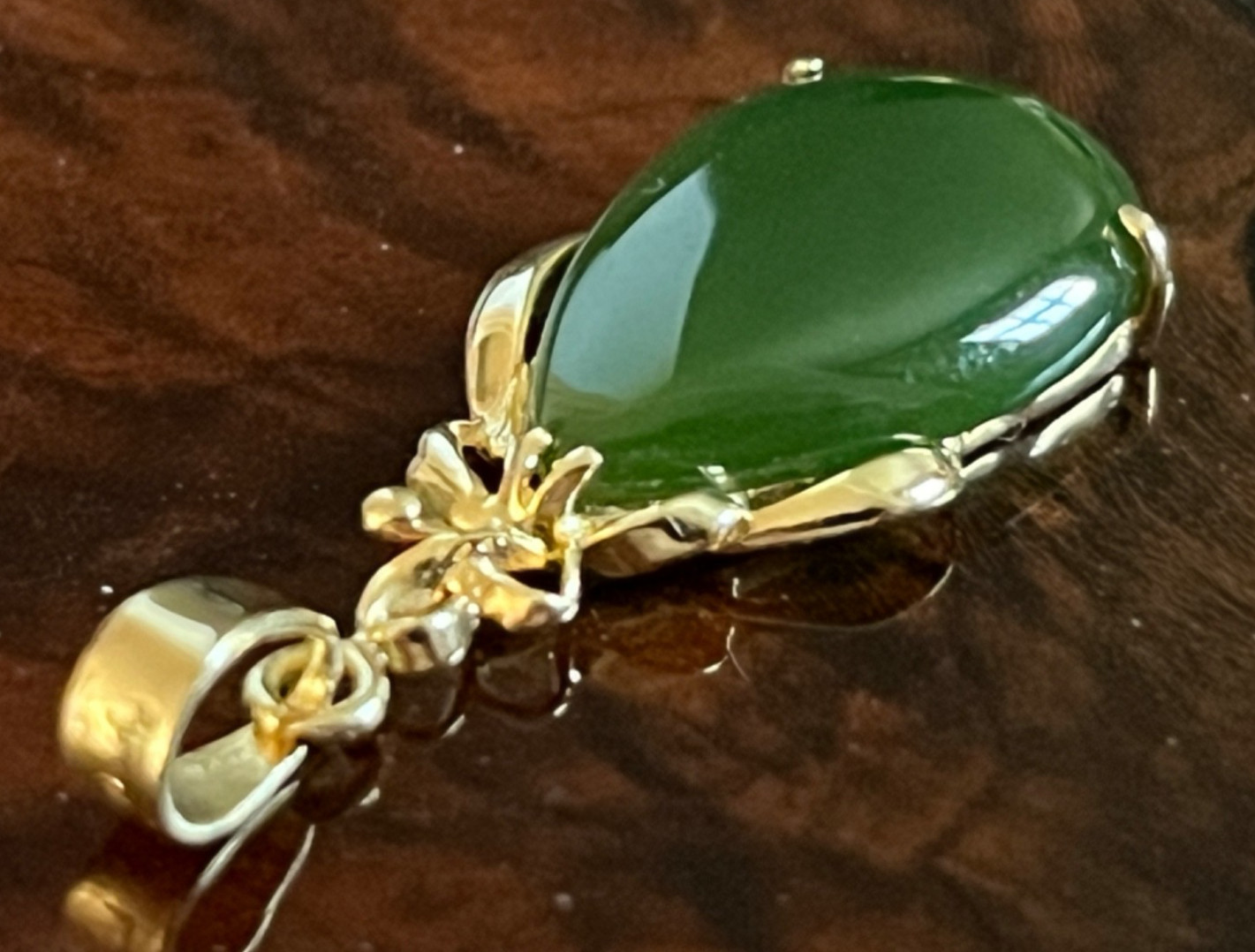 18K Yellow Gold Vintage Natural Green Nephrite Jade Teardrop Pendant Excellent C