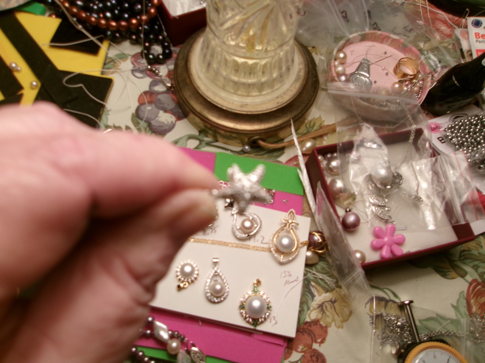 PEARL IN 2 STAR FISH NECKLACE