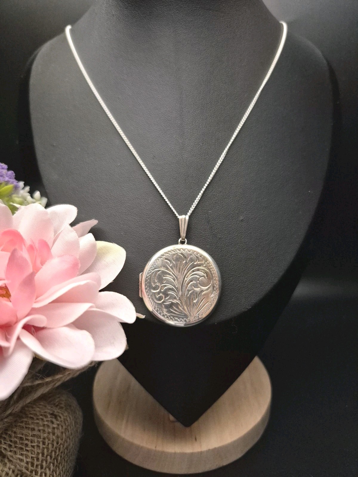 LOCKET – Sterling Silver Round Double Photo Locket Necklace. Hallmarked