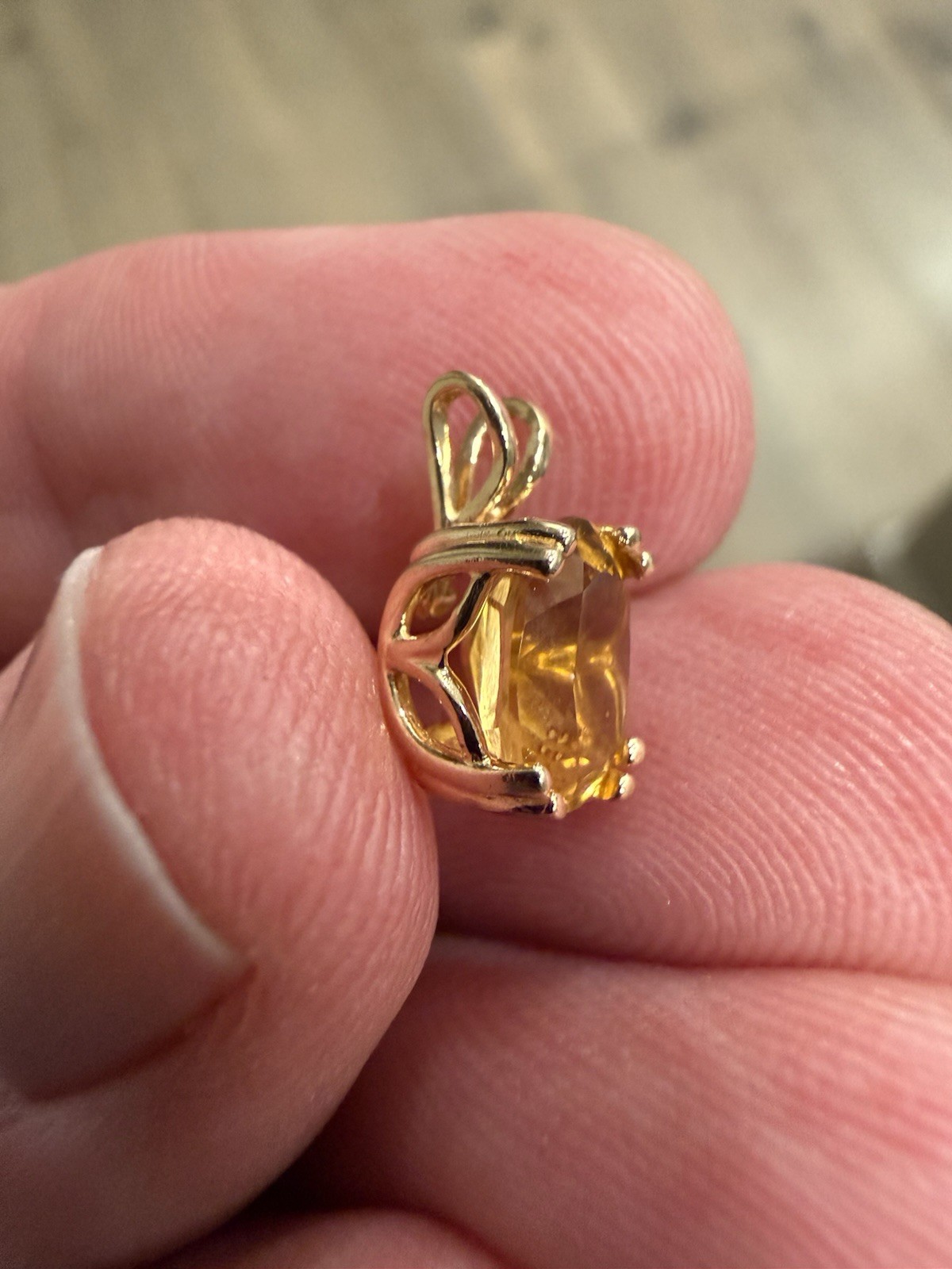 14K Yellow Gold Pendant Necklace Charm with Unknown Amber Color Stone .93g