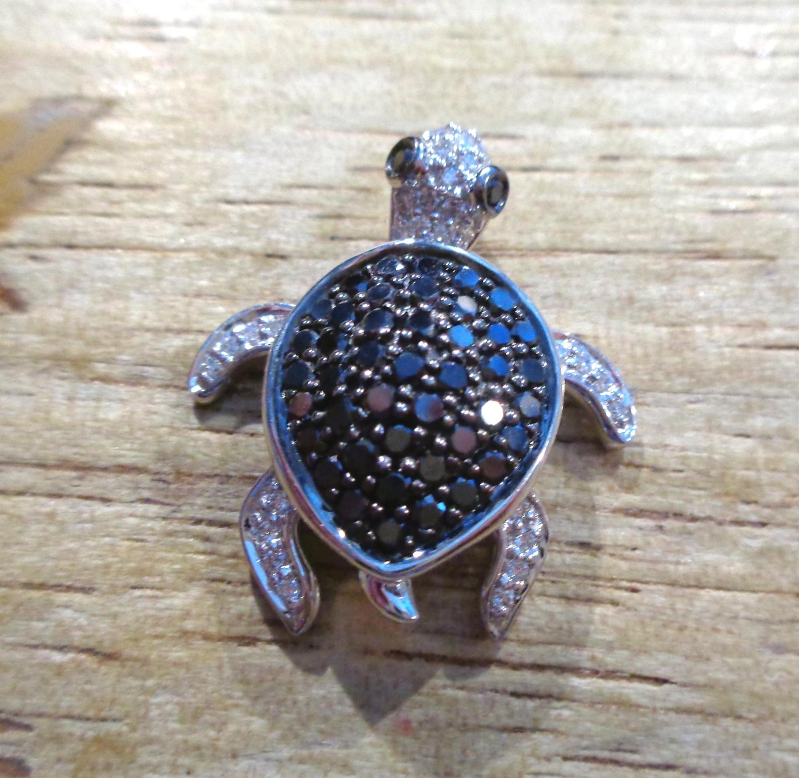 25MM 14K WHITE GOLD 1.53CTS WHITE BLACK DIAMOND HAWAIIAN MOTION TURTLE PENDANT