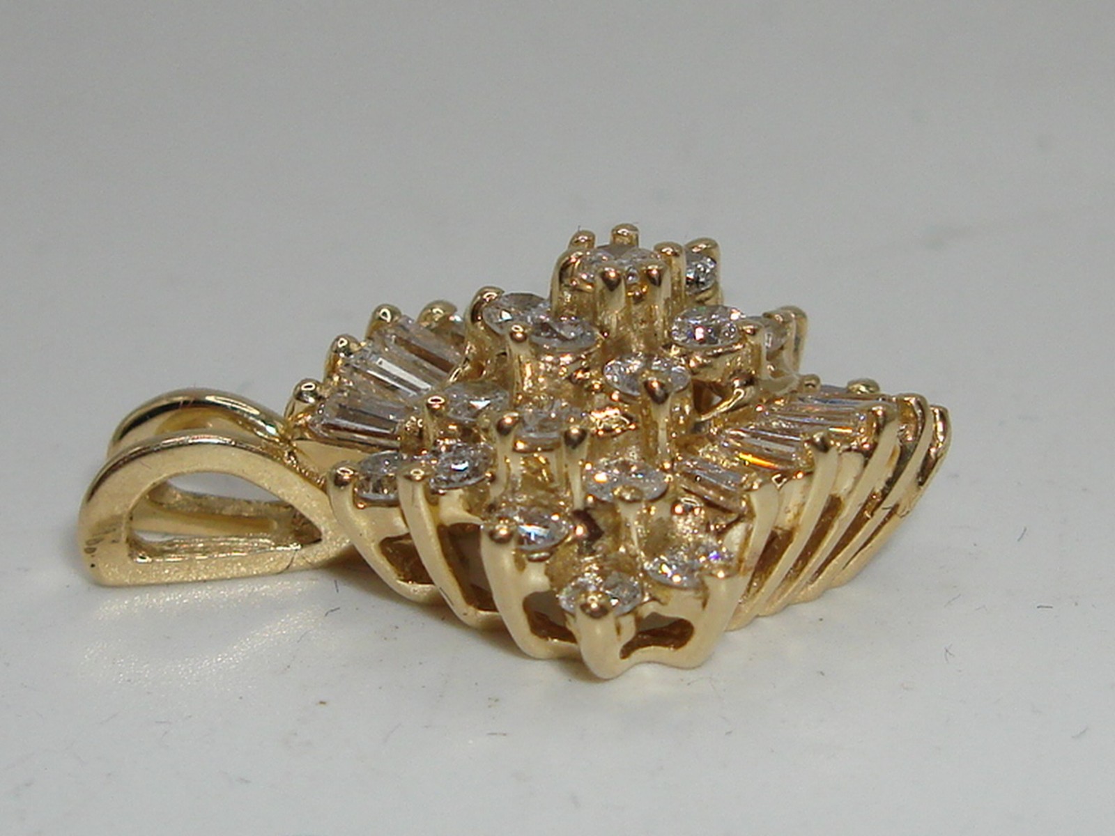 BEAUTIFUL 14K SOLID GOLD APPROX. 3/4 CTW BRILLIANT DIAMOND PENDANT!