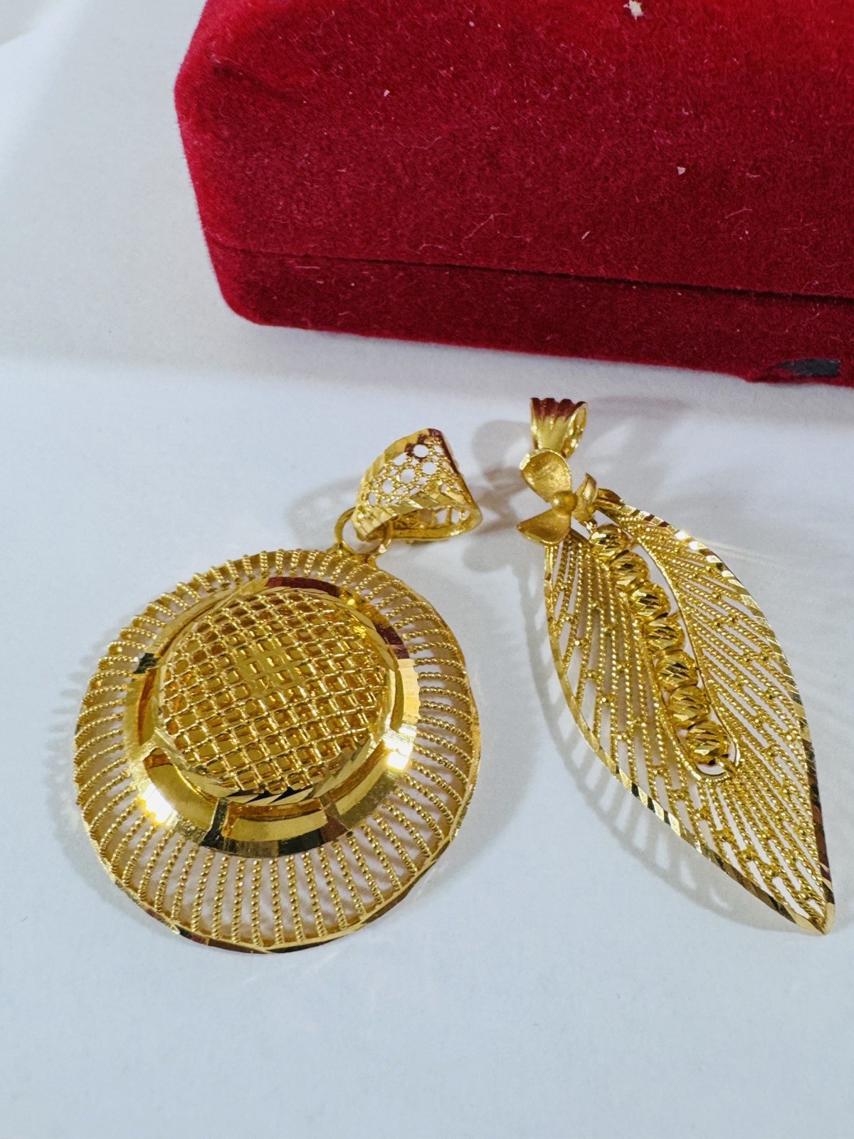 22K 916 22C Real Gold Two Set of Pendant 1 x Left Flower & 1x Round 8g