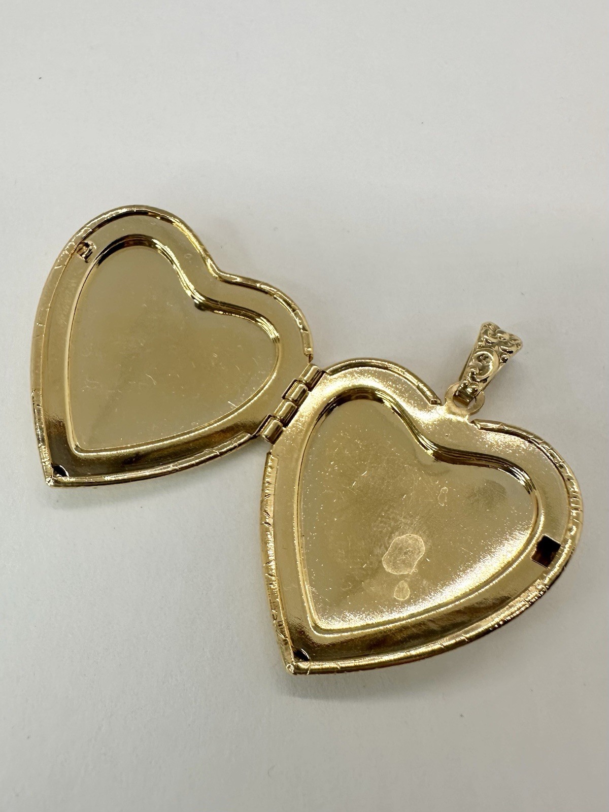 ⛎ NEW Vintage Gold Tone Engraved Heart Photo Locket Pendant Floral Scroll 30mm