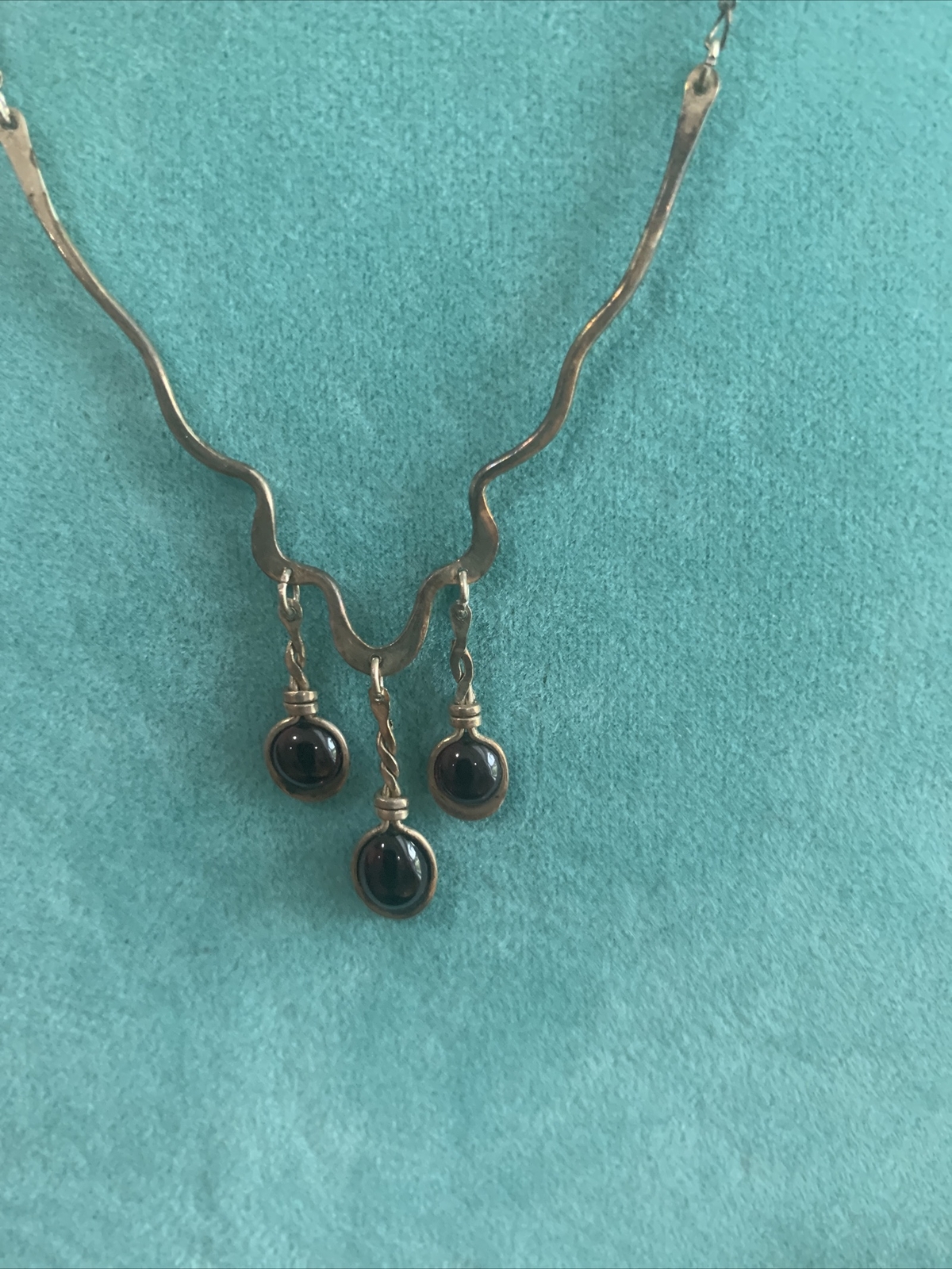 VINTAGE DELICATE STERLING SILVER CZECH. DANGLING GARNETS GEMSTONE NECKLACE 16″