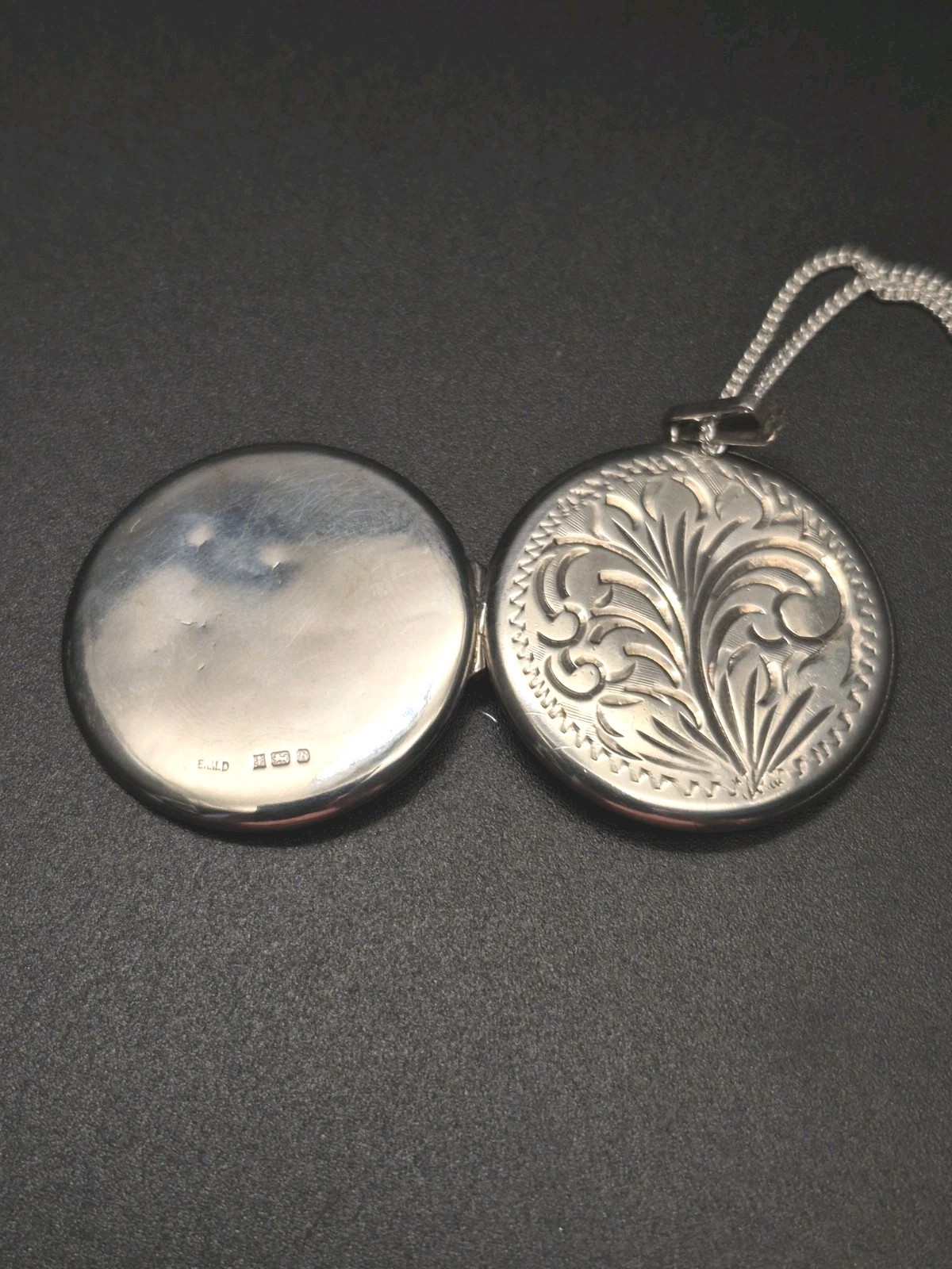 LOCKET – Sterling Silver Round Double Photo Locket Necklace. Hallmarked