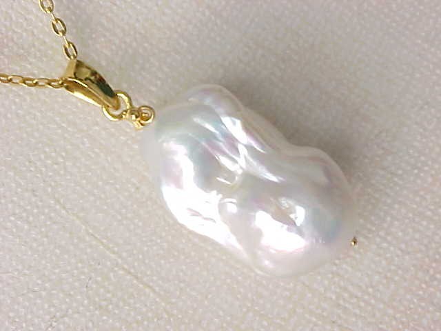 15MM X 26MM AAA BAROGUE WHITE PEARL PENDANT SOLID 18K YELLOW GOLD