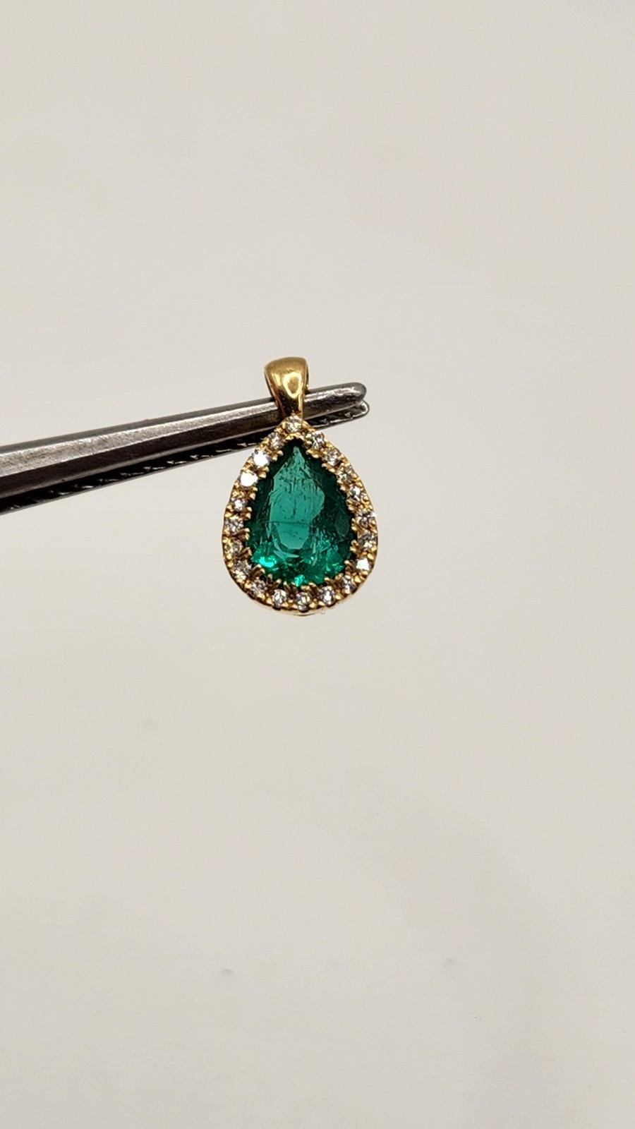Pendiente en oro de 18k con Esmeraldas Colombianas Naturales, Diamantes Marquesa