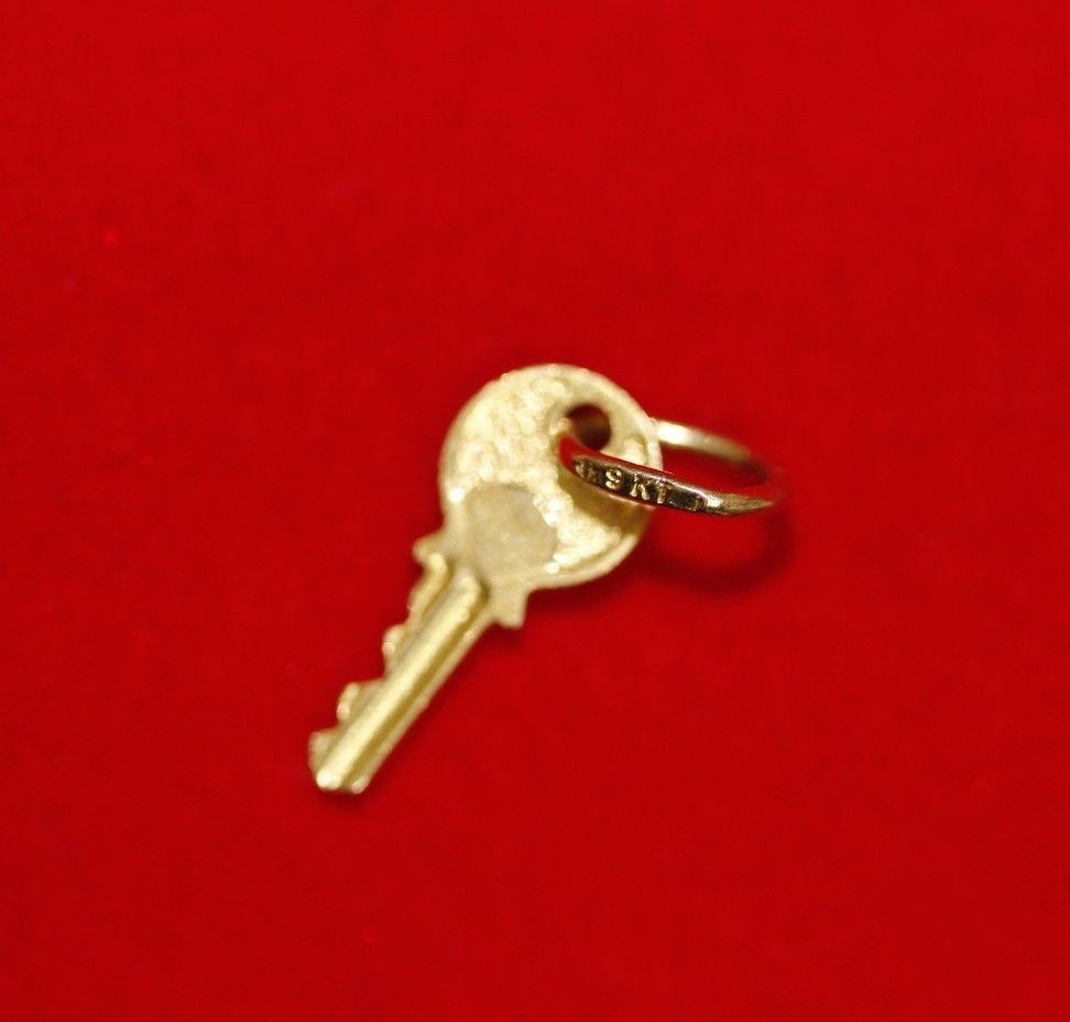 NEW 9ct Yellow Gold Key Charm 9K Pendant 375 Open Lock Doors Accepted Kingdom