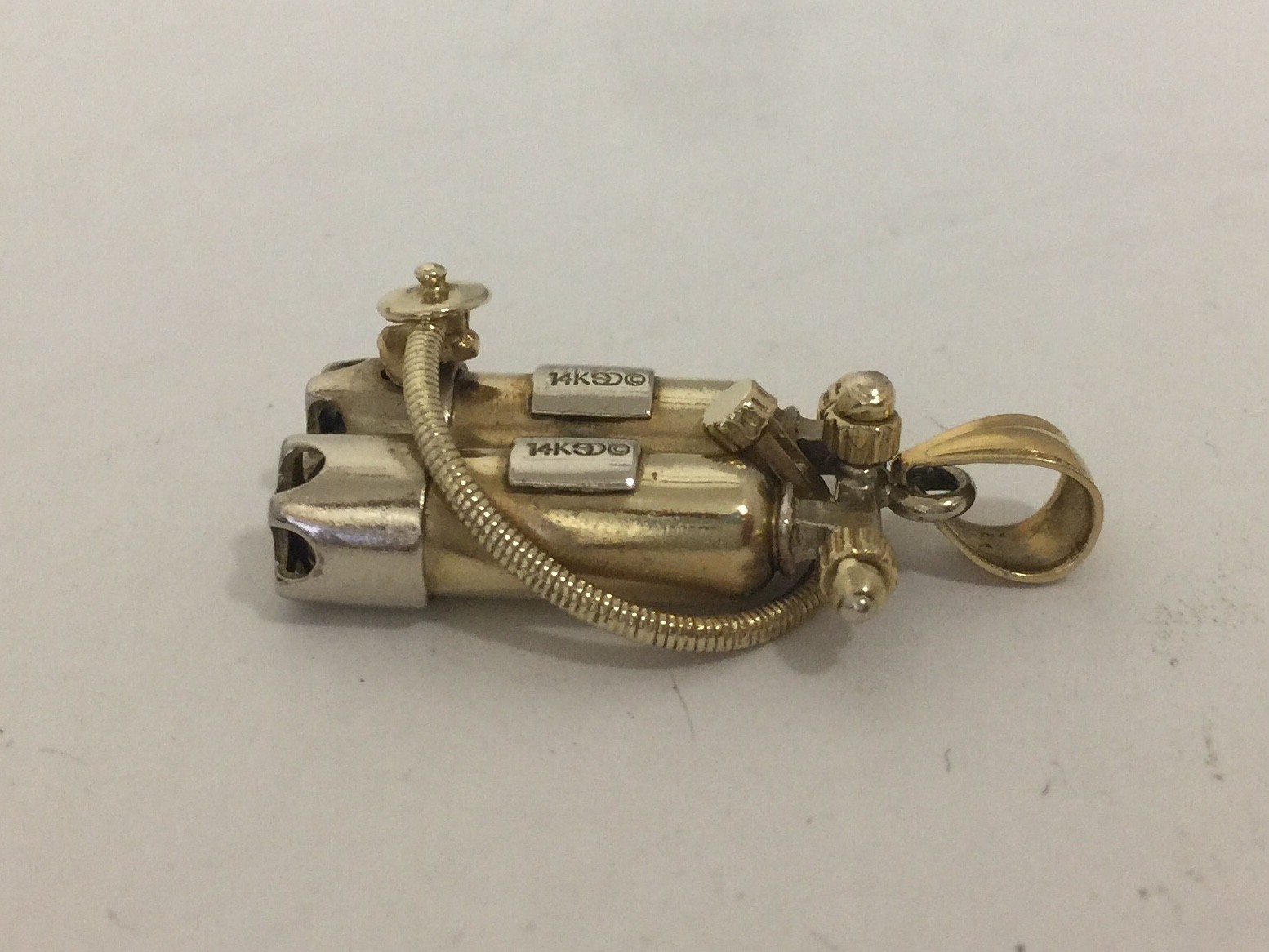 14K Yellow/White Gold 3 Dimensional Double Scuba Tanks With Air Hose Pendant
