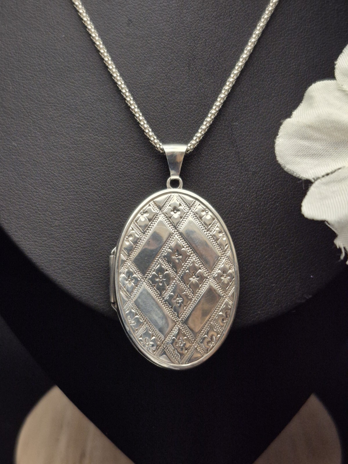 LOCKET – Sterling Silver Decorative Oval Double Photo Locket Necklace Keepsake.