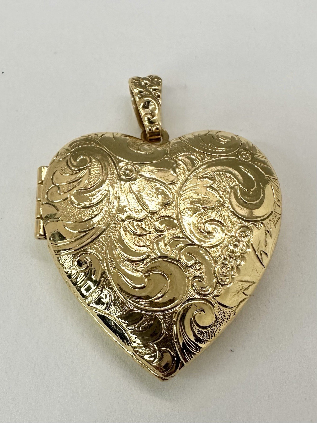 ⛎ NEW Vintage Gold Tone Engraved Heart Photo Locket Pendant Floral Scroll 30mm