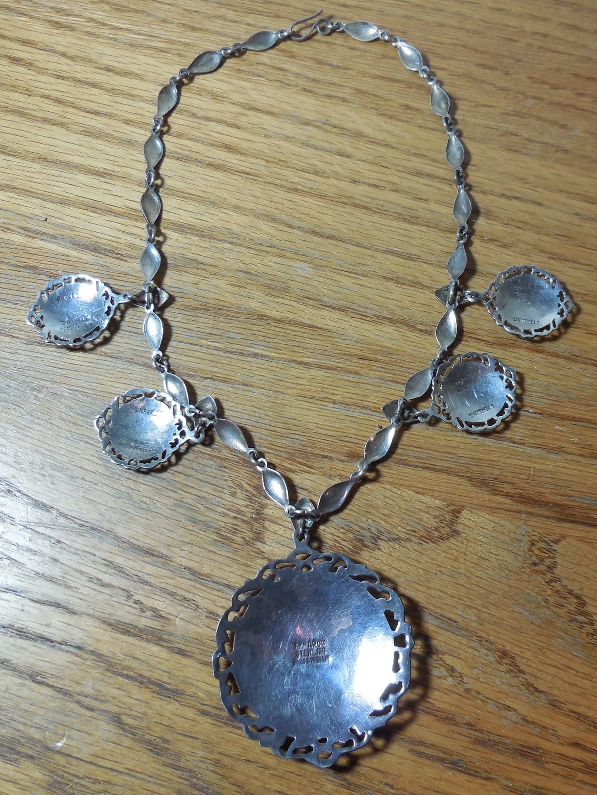 A VINTAGE SIAM WHITE ENAMEL STERLING SILVER NECKLACE WITH DANCER PENDANTS