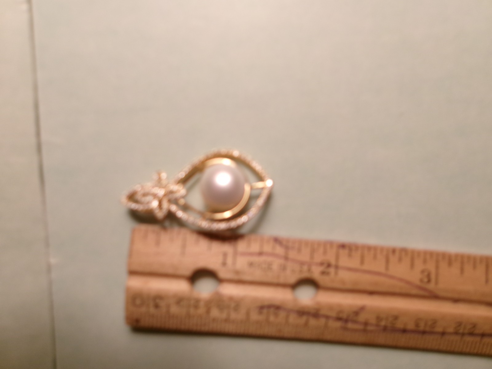PEARL PENDANT ALMOST 11.5 MMWITH SMALL GLASS STONES GOLD