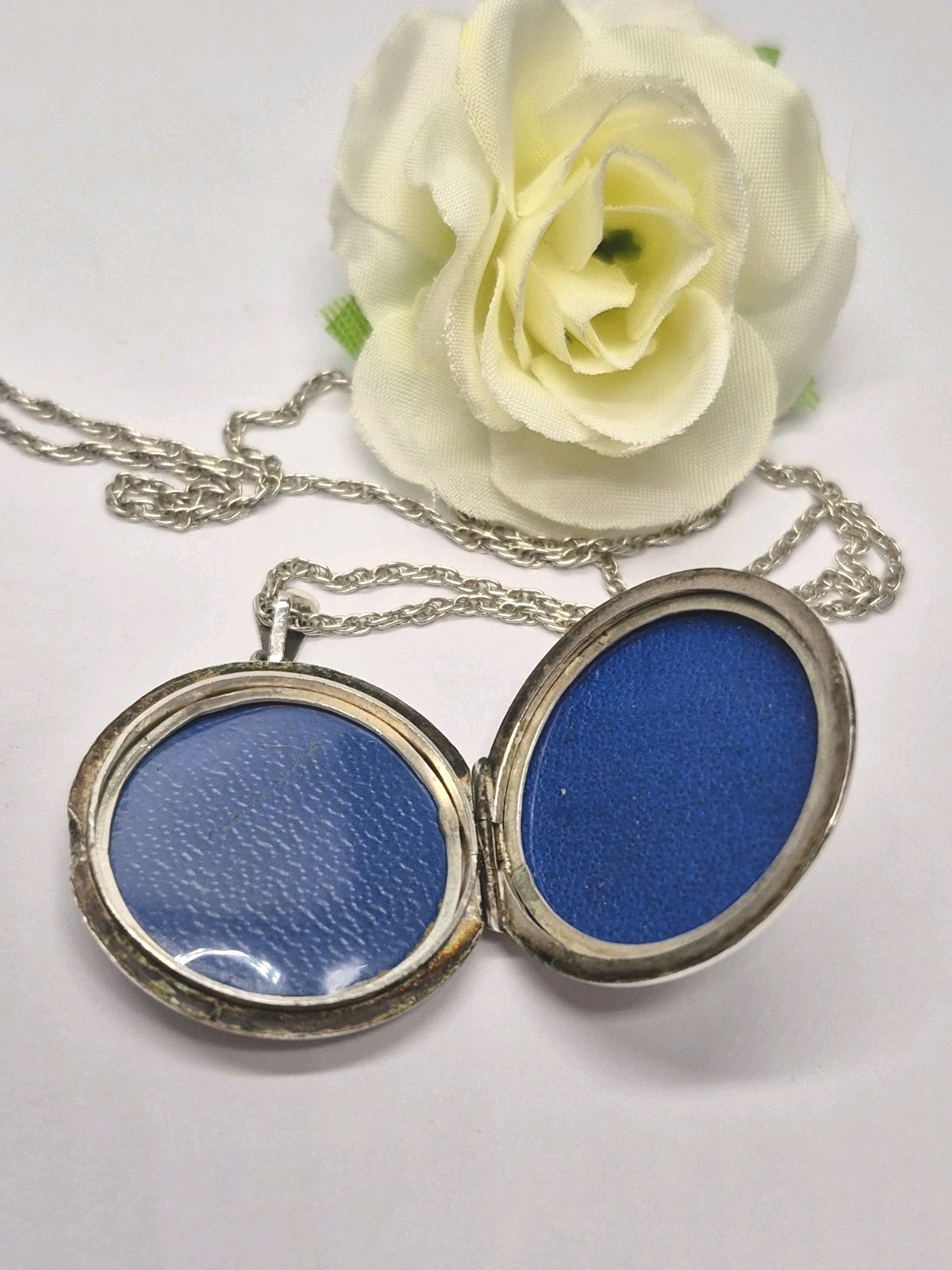 LOCKET – Vintage Hallmarked Sterling Silver Round Double Photo Locket Necklace.
